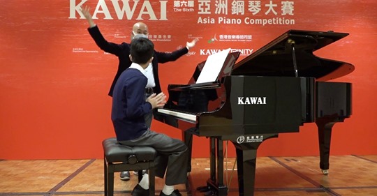 《睇咗‧幫你彈好啲#2》 上集播出後，好多同學仔話真係學咗好多嘢，小編知道第六屆KAWAI亞洲鋼琴大賽就快開始比賽，今集繼續搵嚟香港著名嘅鋼琴家盧嘉博士，為大家講吓點樣令你彈好一手琴。去片! 無論你係就快要參加鋼琴比賽、或在家時間多咗，想練多啲琴，呢條片一定幫到你！... 第六屆KAWAI亞洲鋼琴大賽資料: festivalwalk 更多三角鋼琴及立式鋼琴資料: festivalwalk #第六屆KAWAI亞洲鋼琴大賽 #KAWAI鋼琴 #柏斯音樂 #ParsonsMusic #多位使用KAWAI鋼琴的名師 #ABRSM 