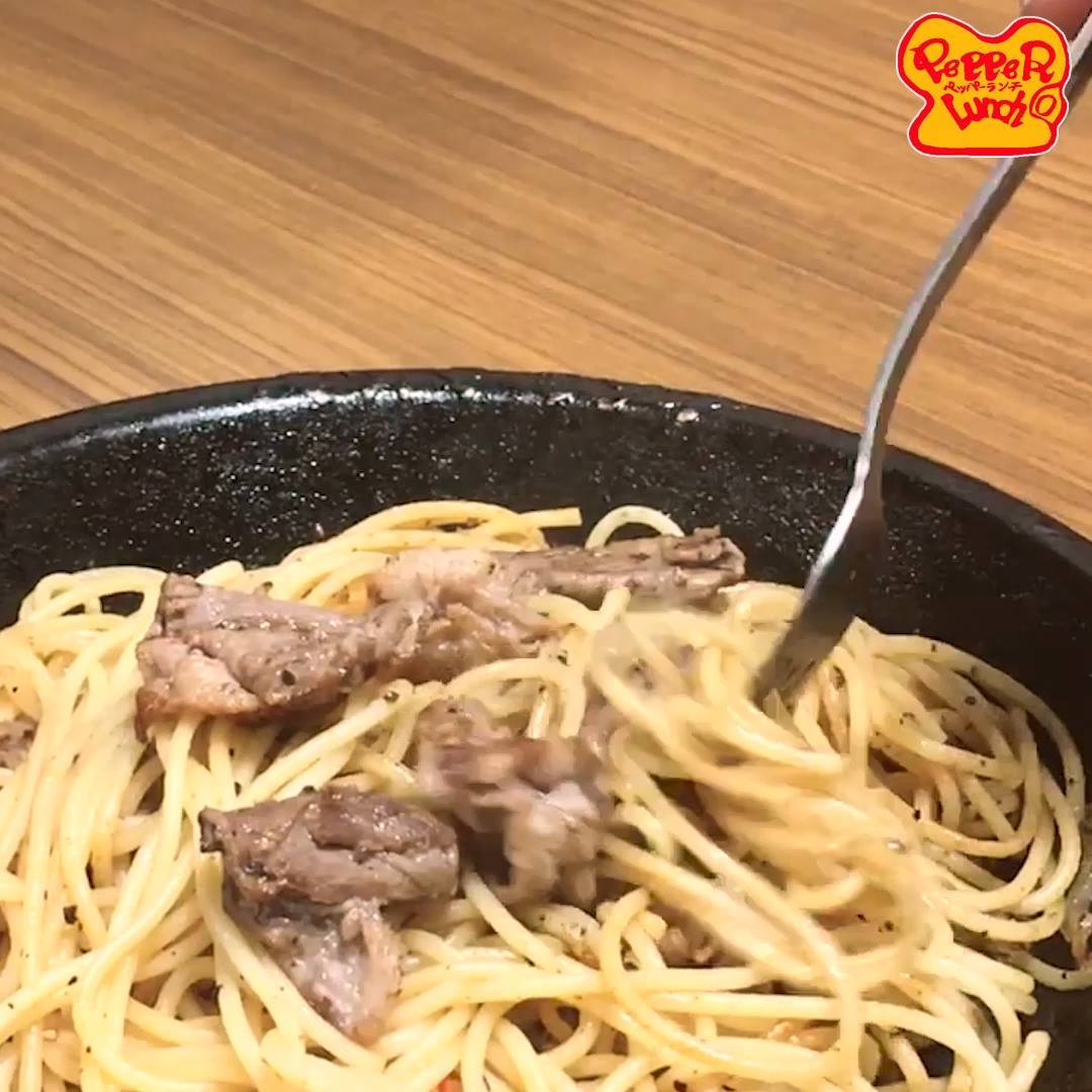 【🤩Pepper Lunch識食系列：蒜香牛肉意大利粉🍝炮製方法】 當彈牙有咬口嘅意粉🍝遇上惹味誘人嘅蒜香牛肉🥩，諗到都已經流晒口水🤤 但喺鐵板上應該撈左意粉定牛肉先?🤔 應該落秘製蒜香汁定日式燒烤汁呢? 一個又一個嘅迷思，睇條片就可以話你知喇 😙 快啲Tag埋朋友仔，睇下點食先最滋味😋...