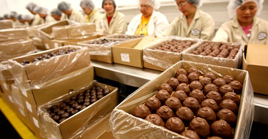 NBC LA came to visit the See's Candies factory as we get ready for the holiday season! Join Aliya Jasmine inside our Culver City-based candy kitchen to take a look at the production line.  What’s your favorite flavor? Comment below🍫👇🏽