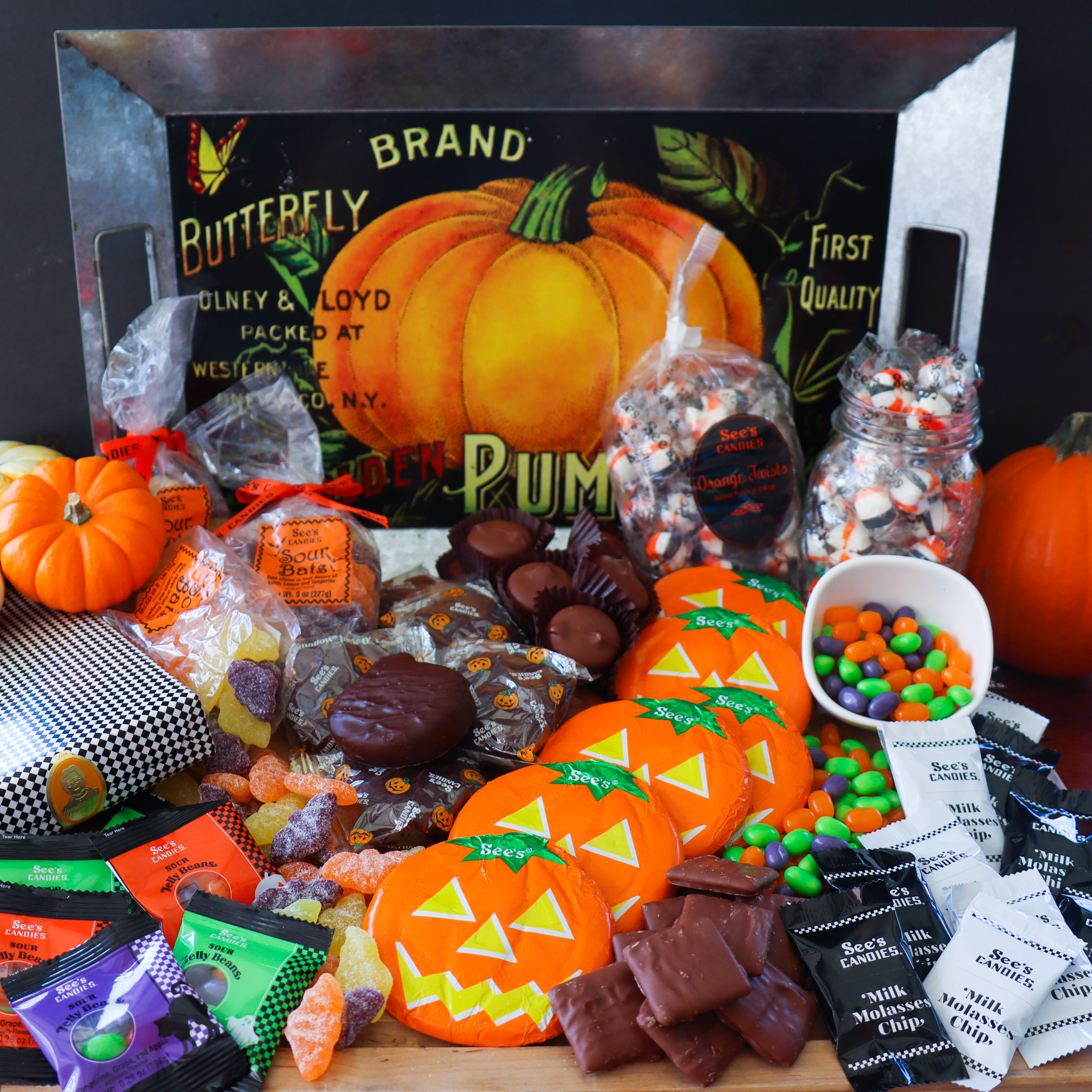 We like our Halloween treats to be sweet and our charcuterie board to be overflowing 🎃🍫  Treat yourself: cur.lt/ohD5k0OI 🖤