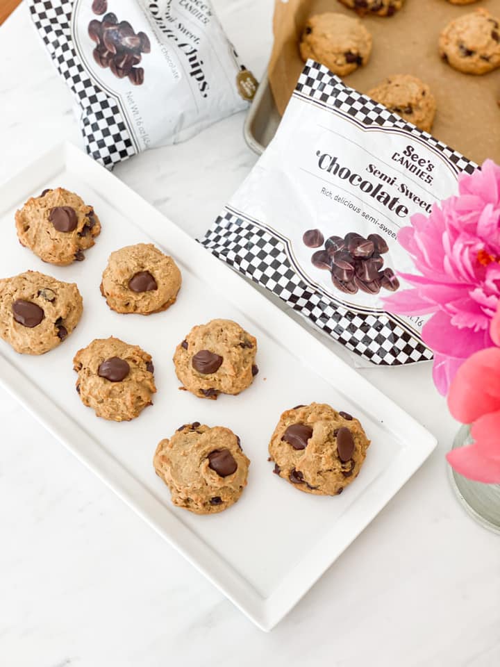 On the to-do list today: make these cookies ✔️🤤 Here’s how to make #GlutenFree See’s Chocolate Chip Peanut Butter Cookies 🍪🥜