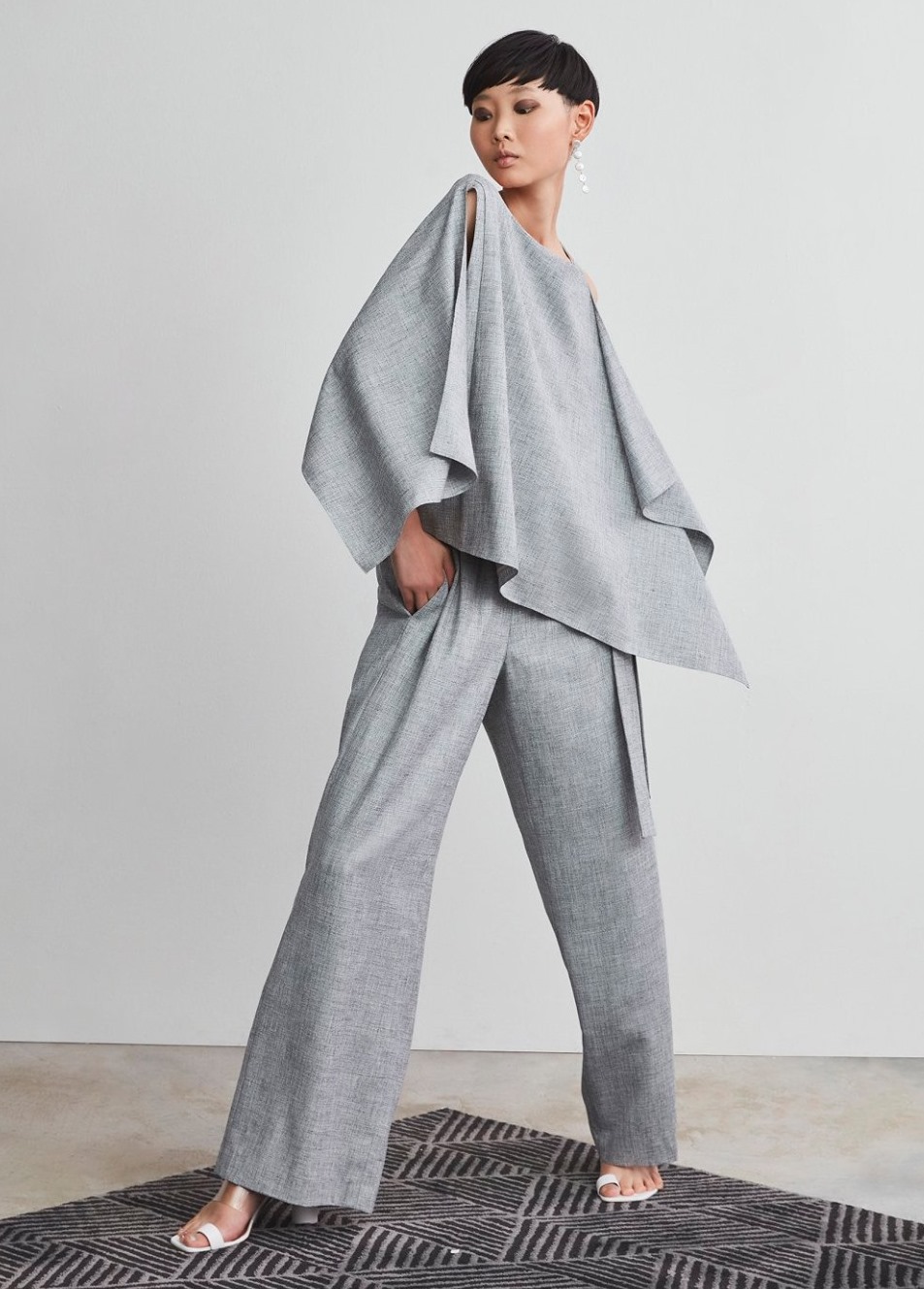 Swinging in one of our favorite designs of this season, in a new trans-seasonal material looking like linen yet never-crease. Best travel companion.