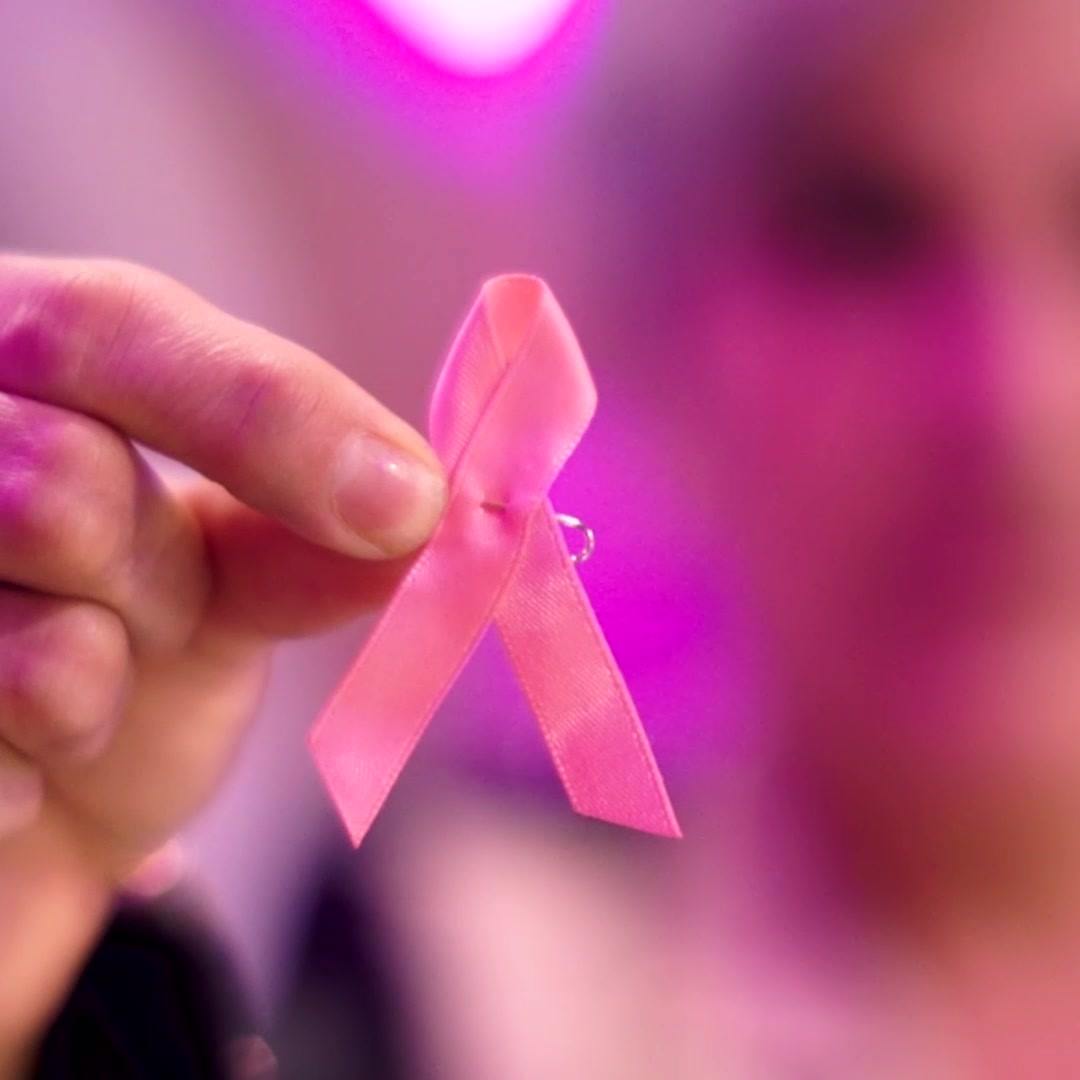 【#15PinkRibbons 團結粉紅絲帶力量 🎀！雅詩蘭黛集團10月全力推動乳癌防治運動】 平均每15秒，世界上就有一位女性被確診乳癌。