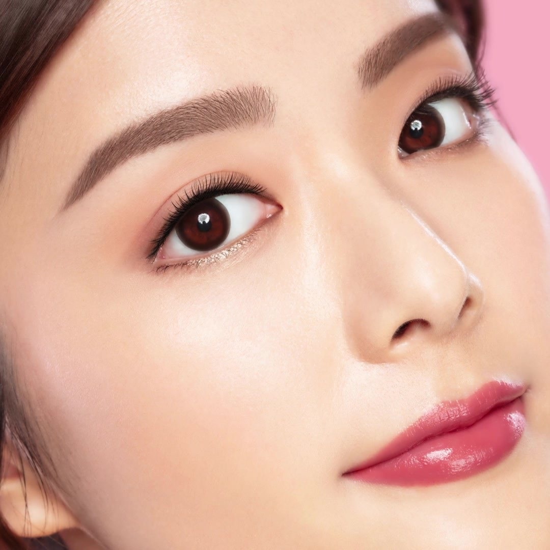 【立即預約BOBBI BROWN NO.1皇牌修眉服務 塑造夏日清新眉妝】 夏日就要清新亮麗才能夠贏足回頭率！Bobbi Brown皇牌眼影的粉嫩色系,  助您輕鬆打造今個春夏大熱的 #焦糖玫瑰妝，再配上柔和利落的 #流星眉，為雙眼增添迷人神采。 立即預約BOBBI BROWN NO.1皇牌修眉服務（festivalwalk ），等專業化妝師為您打造完美眉型，整個夏天都keep住綻放活力光彩，回頭率爆滿！... 服務收費︰HK$210 (女士)；HK$250 (男士) *優惠不可同時使用