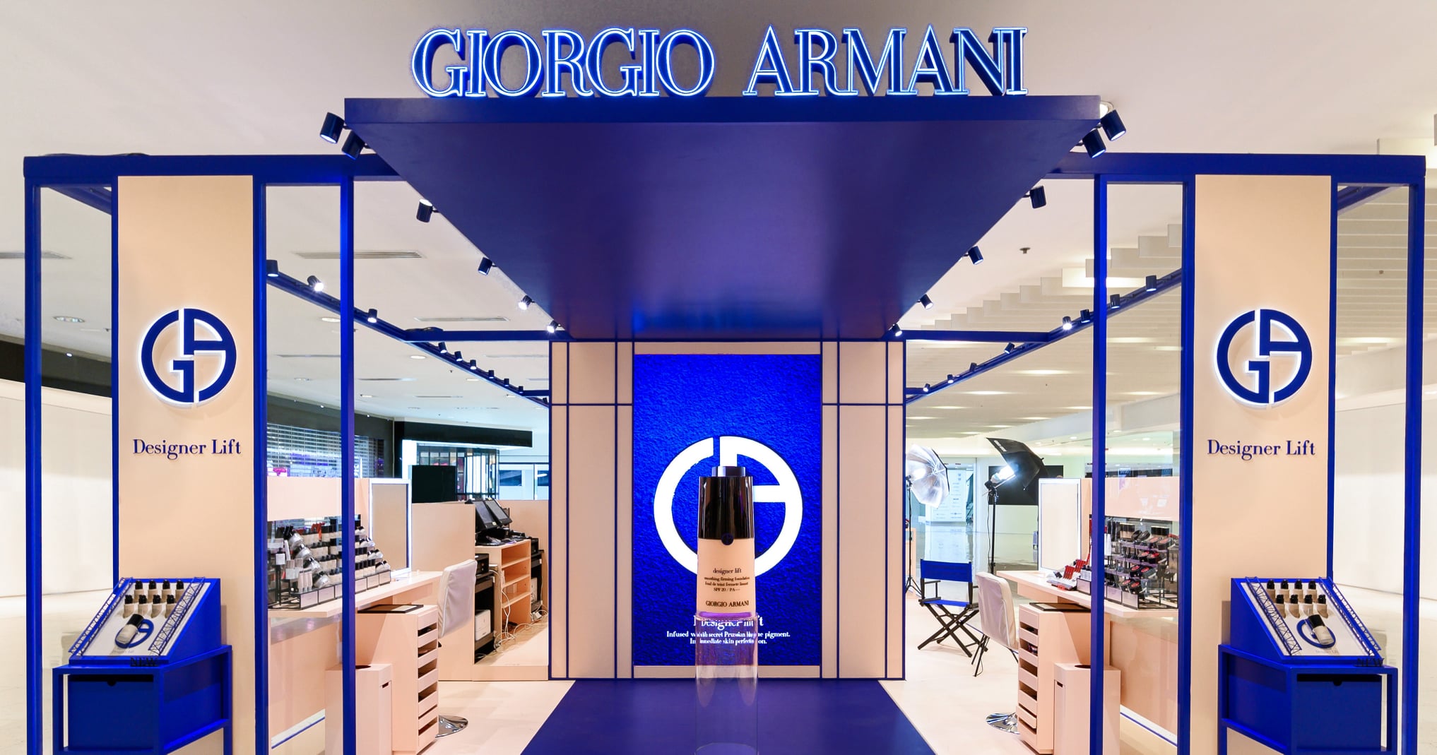 【城中熱話！ARMANI全新粉底海港城限定店】 由即日起至9月25日親臨海港城限定店，率先探索全新 Designer Lift設計師光感粉底液！會場設有美妝體驗區，讓你感受藍珠光訂製配方的奧秘，見證即時點亮暗啞膚色的透亮妝感！於主題拍照區留影並上載至社交平台，hashtag #DesignerLiftHK 及 #ArmaniBeauty，即可獲贈限量版徽章一枚^。會場另設有多款獨家購物禮遇，萬勿錯過！ 日期：即日起至 9月25 日...