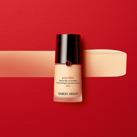 【ICONIC FOUNDATION! 控油抗汗! 16小時不脫妝】 ARMANI Beauty No.1 底妝系列星級單品POWER FABRIC 持久零瑕粉底液向來以高持妝和遮瑕力見稱，粉底液中蘊含高顯色微粒，結合先進科研技術，粉質細膩，薄薄一層即具備高度遮瑕同時控油抗汗，無懼浮粉，是混合和油性肌膚在潮濕悶熱的春夏之選。 現在網店加入多色調選擇，購買任何底妝單品或套裝*，輸入優惠碼【GAHERO】更即可獲贈皇牌美妝體驗套裝(價值HK$133)，包括大熱迷你絲光輕透氣墊精華粉底及皇牌極致再生水精華10ml，為您打造最完美無瑕的妝容，絕對不容錯過！...