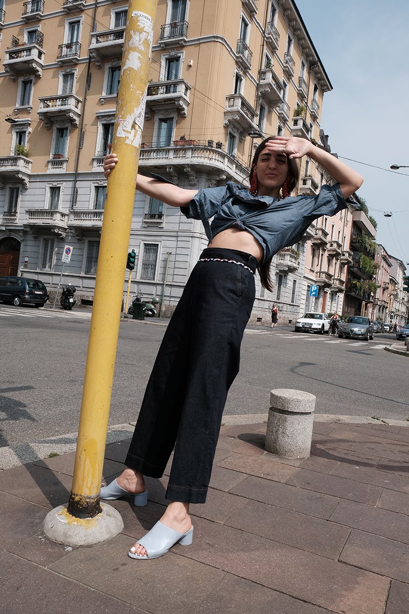 HELLO, WEEKEND! ☀️ Sun in the city, waiting for the weekend. Joan Thiele looks radiant and filled with energy in total denim. Get the look! Off-shoulder blouse > festivalwalk