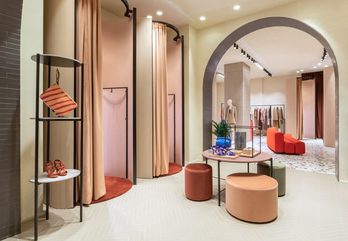 New Opening! A new MAX&Co. boutique has just opened on one of the most popular shopping streets in the historic and beautiful city of Naples. Natural light, contemporary furniture and an open floor plan give our space a concept store feel in the heart of the city. 