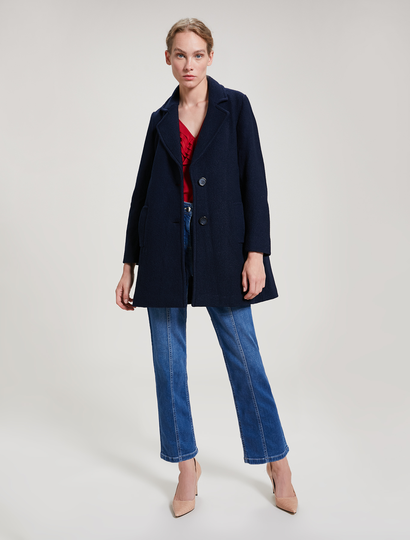 Looking for an outfit for your Casual Friday? Here, a single-breasted coat in blue, a silk top, and a pair of slim jeans. And it’s done!