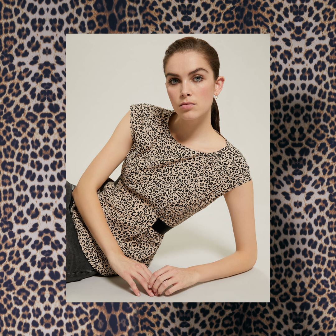 Fluid lines and spotted print sablé top, featuring a silhouette-enhancing belt.