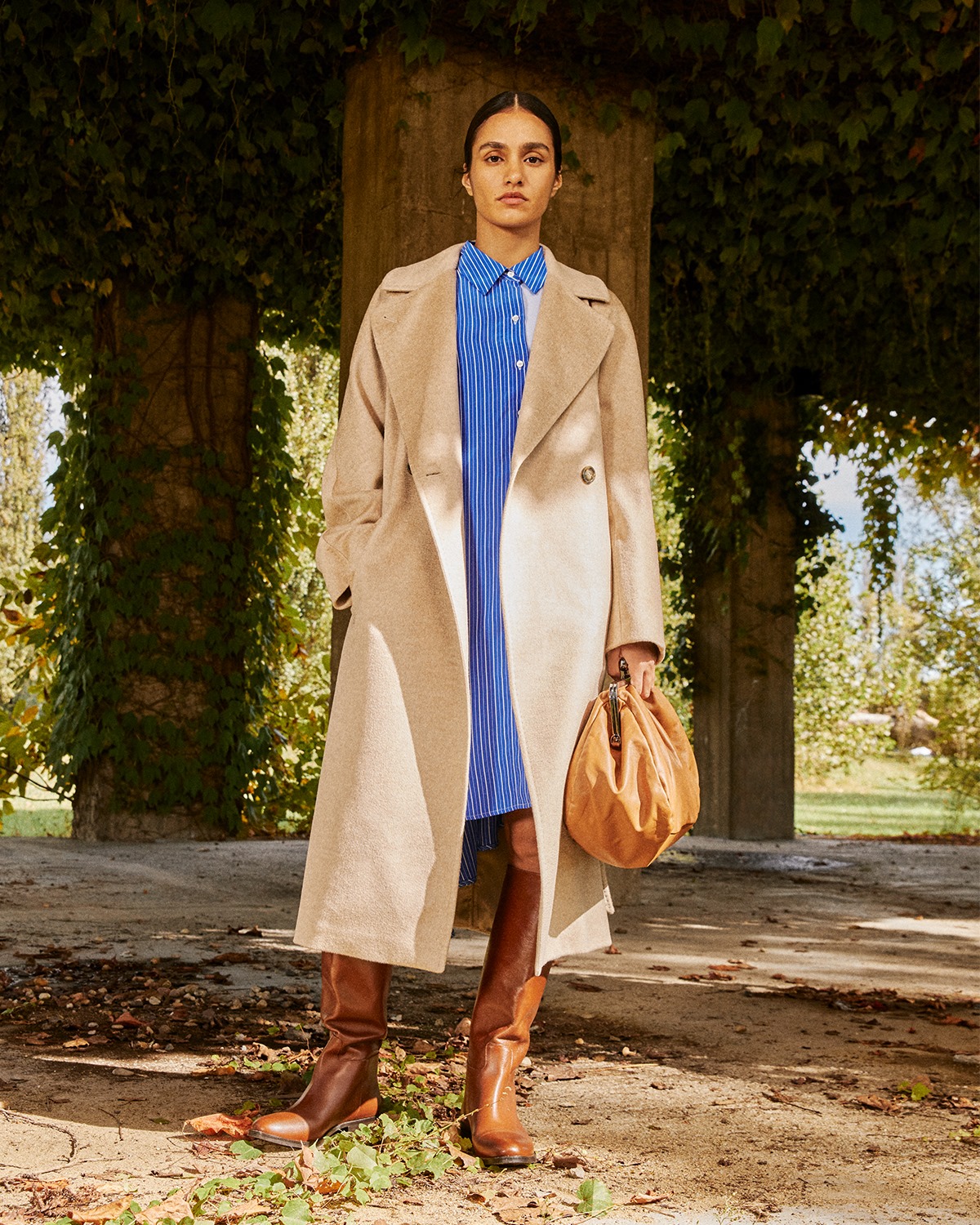 There’s never been a better moment to update your closet classics as timeless Weekend Max Mara coat is revitalized with nonchalant attitude this season. It's time to change the pace of your wardrobe. 