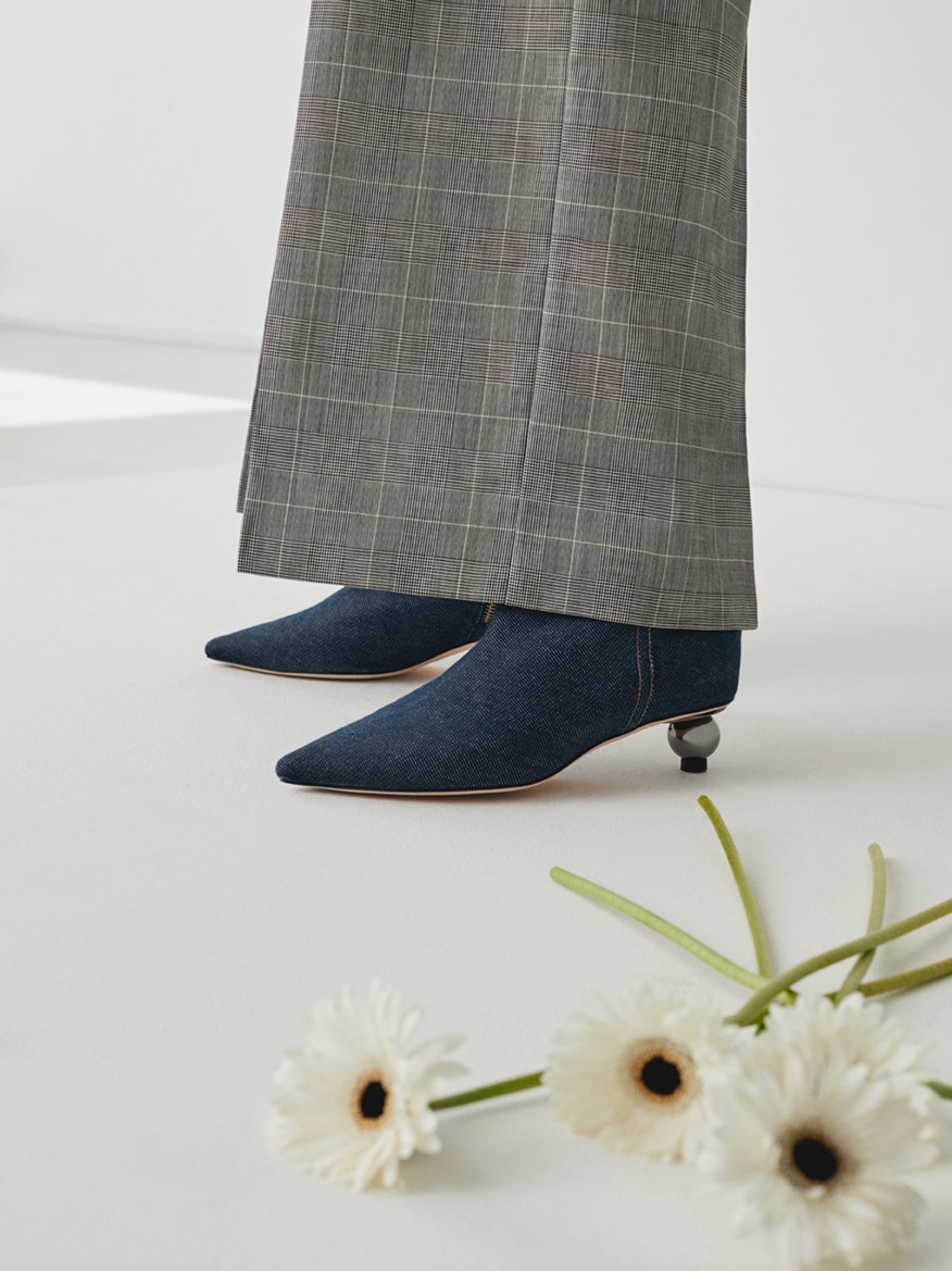 Iconic classics with a twist: the spherical heel of the Pasticcino shoes. Is the detail that matters for next season's accessories.