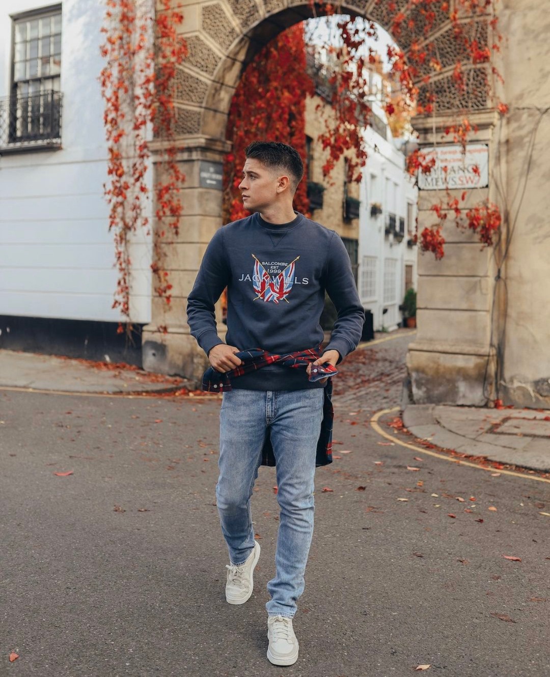 @matt_tapley stepping into winter right in our Kingscourt graphic sweat. Make this your your go-to sweatshirt for layering up on colder days 🍂⠀⠀⠀⠀⠀⠀⠀⠀⠀