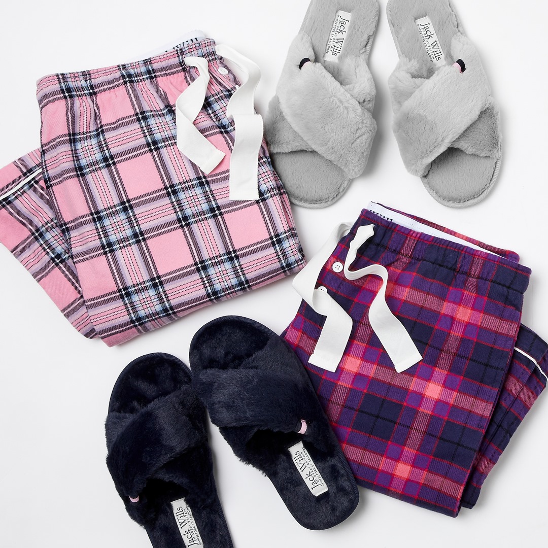 🎄 Made your list? CHECKing it twice— our flannel pyjama bottoms are your new festive essential. PLUS its time to step up your slipper game with our BRAND NEW Hildersham slippers ✨⠀⠀⠀⠀⠀⠀⠀⠀⠀