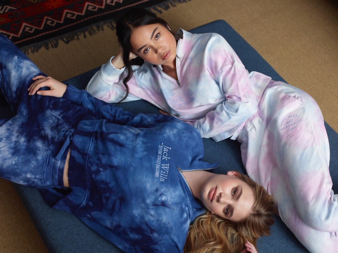Love to look on-trend whilst staying comfortable? Create a comfy and cool look that nods to the major tie dye trend that everyone is loving 💙⠀⠀⠀⠀⠀⠀⠀⠀⠀