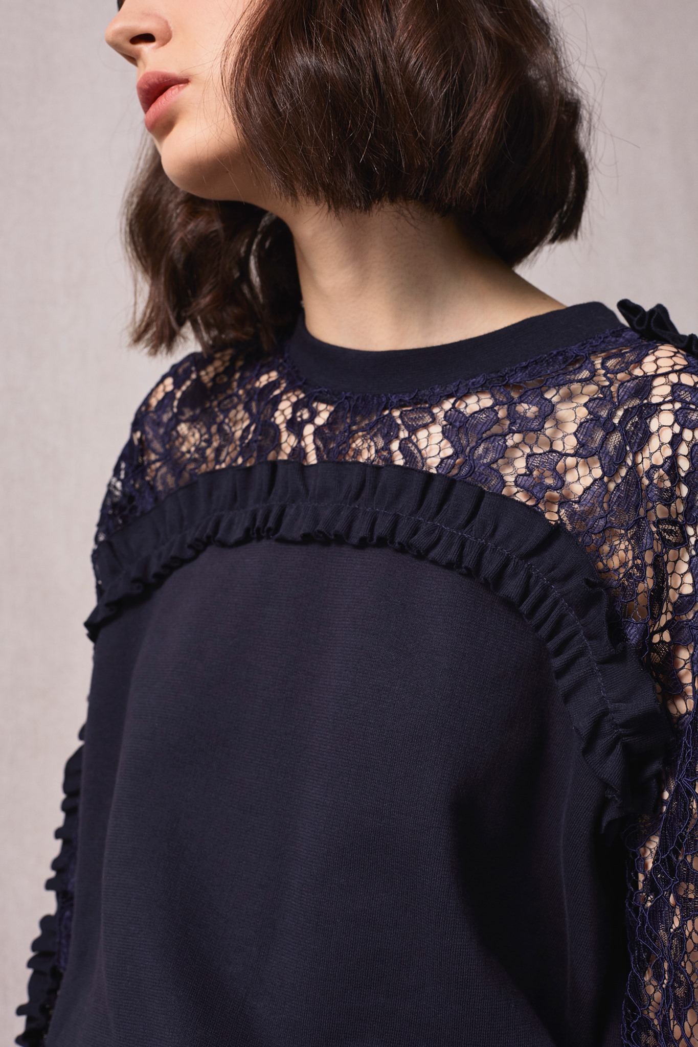 【CO|TE – Italian Lace Ruffle Appeal】Cocktail Select Shop引入的意大利品牌CO|TE巧妙將女性元素融入運動風的設計中，於中性的衛衣加入荷葉邊及蕾絲拼布，打造將女性優雅魅力發揮得淋漓盡致、充滿個性的單品。 更多Cocktail單品在Sidefame網店發售﹕