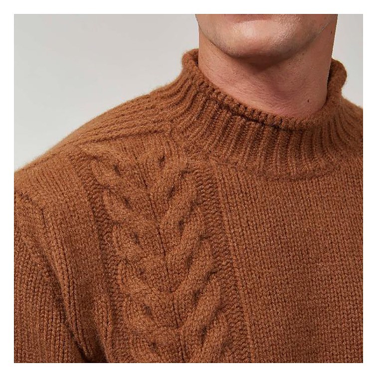 This chunky mock neck sweater is knitted in London using superfine wool and alpaca blended yarn, which is soft, lightweight and warming in equal measure.