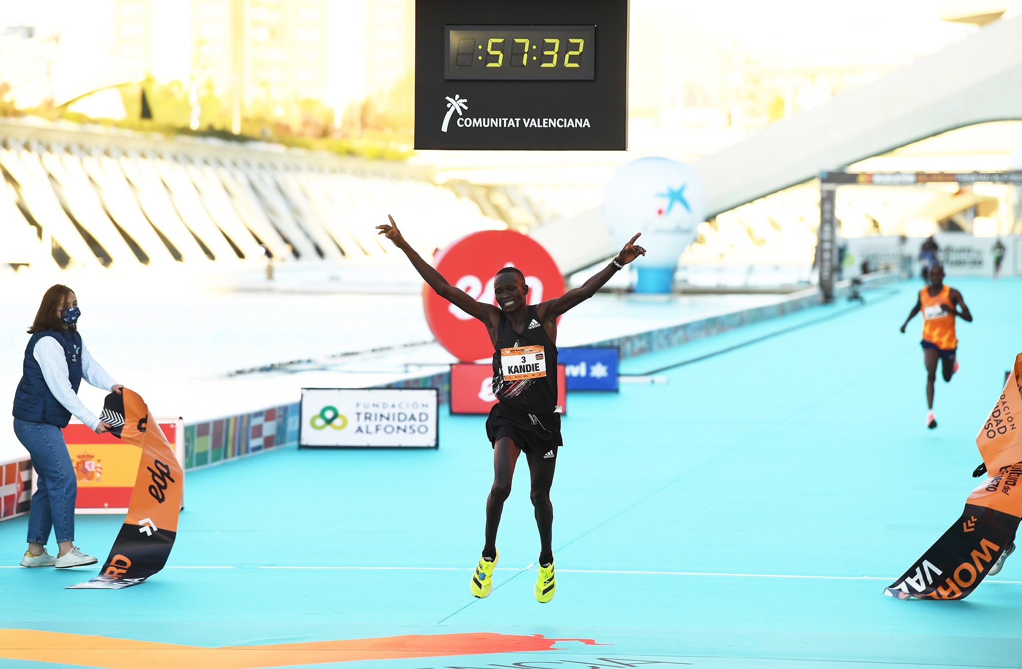 為2020 的跑道上刻寫歷史性一刻。Kandie kibiwott  成為最新的半馬拉松紀錄保持者。 ⏱ 57:32 👟: Adizero Adios Pro —...