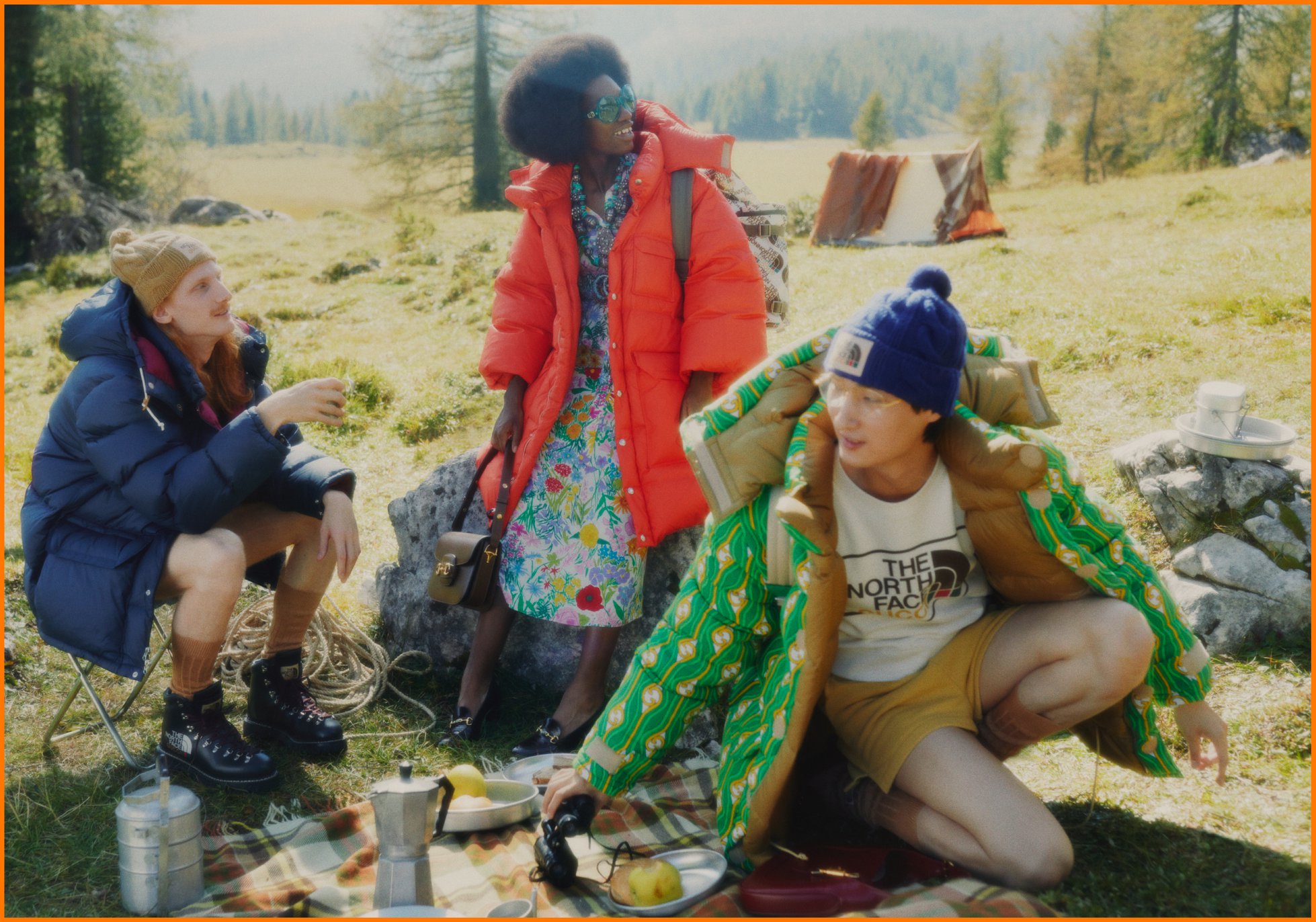 深入探索精神之內涵，#TheNorthFacexGucci 聯名系列，以1970年代戶外美學概念打造全新多元化高機能運動時尚，包括男女服裝、配飾、包袋與鞋履等，更特別推出帳篷、睡袋等標誌性戶外機能裝備。探索更多: capsule.gucci.com/tnfxgucci