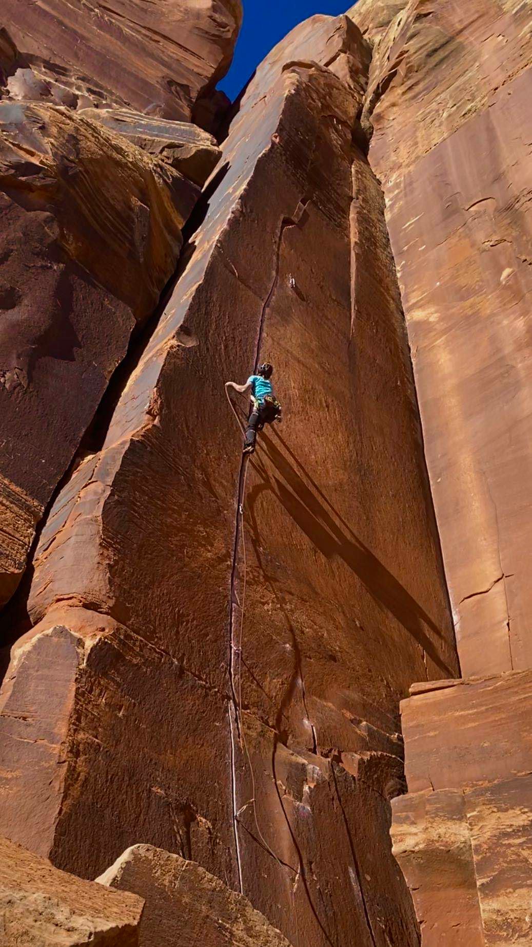 【三文魚岩壁挑戰】 The North Face運動員 劉贇卿(三文魚) 來到世界著名傳統攀岩訓練場 —— 印第安溪Indian Creek。首日選擇高難線路眾多的Cat Wall。#探索永不停止