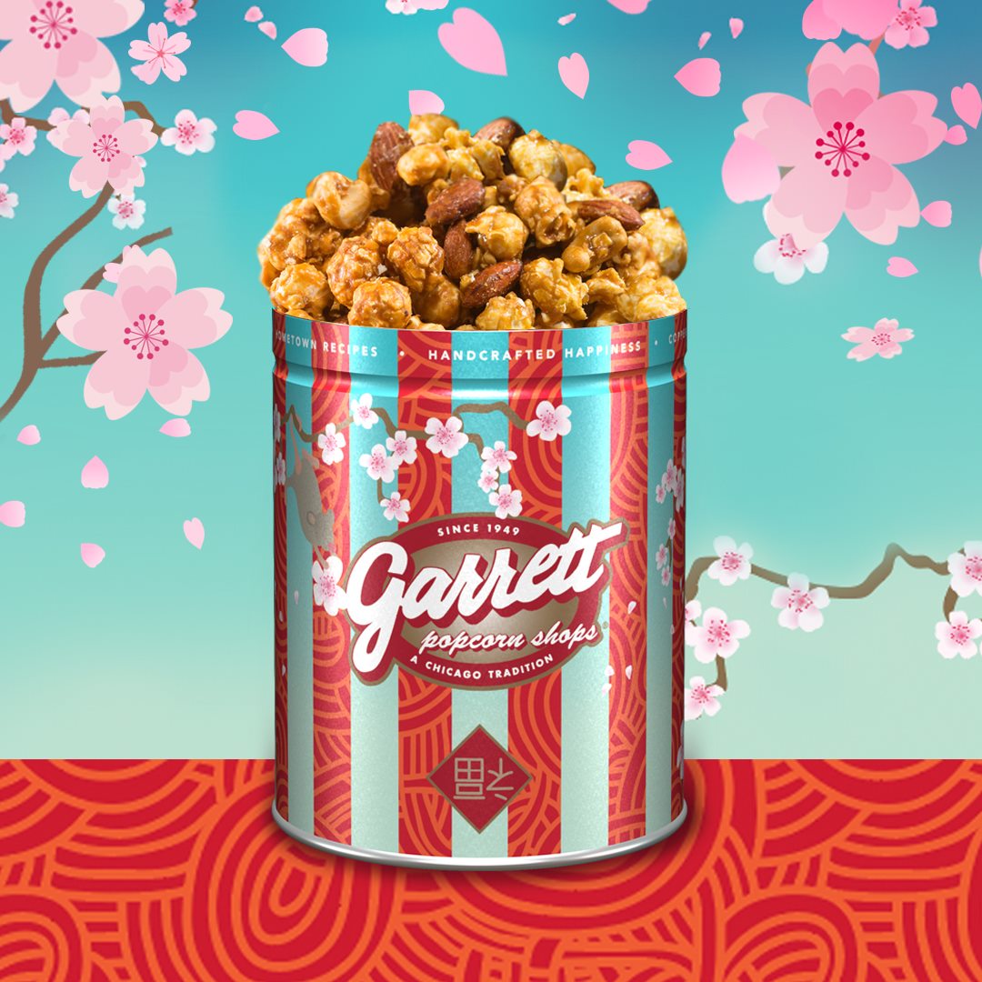 讓Garrett Popcorn 手工製作嘅堅果滋味與你共度今個農曆新年，農曆年特別版罐與限量版三重果仁焦糖脆脆口味, 現已同時上市。 Go nutty this Chinese New Year with some Handcrafted Happiness from Garrett Popcorn!