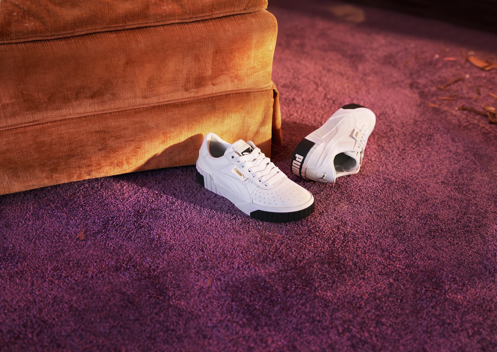 PUMA女裝鞋款Cali係由80年代超人氣復古網球California改造而成，百搭易襯嘅黑白配色加上後踭位小小嘅燙金PUMA標誌做點綴，女生們必備鞋款！