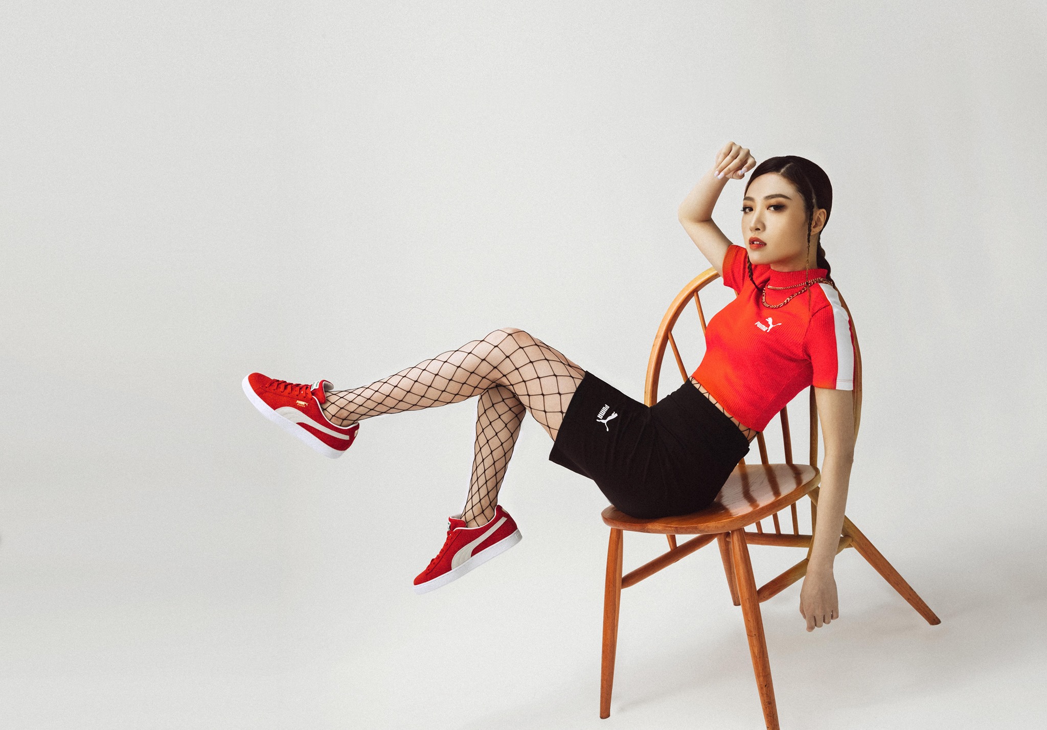 經典不敗🔥歌手Kerryta Chau呢身貼身crop top加貼身裙配紅色SUEDE XXI，性感得嚟又型格❤️散發叛逆風✨你又點可以錯過呀😏🛒 *我哋嘅IG已經正式同大家見面，快啲follow啦😎