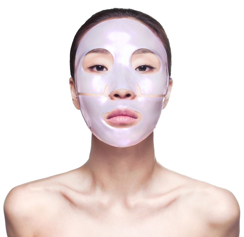 【Be on the bright side】 It’s possible to attain a glowing complexion without the help of makeup, all we need is a little push to get that instant-fairy-dust luminosity! Indulge yourself with brightening face masks to infuse your skin with antioxidants and vitamins, they nourish and hydrate you, while evening skin tone and reducing redness