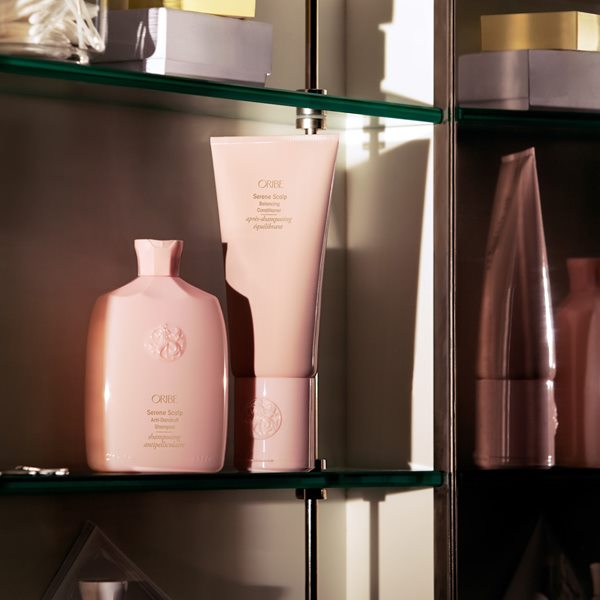 【Dandruff no more! 】 Inspired by skincare technology, Oribe's Serene Scalp collection provides a step-by-step hair regimen that includes a shampoo, conditioner and targeted treatment, keeping annoying dandruff and itchy scalp problem at bay for both men and women.  【肩上飛霜不再！】... Oribe的Serene Scalp頭皮護理系列，以護膚品的思路重新思考護髮之道，透過洗髮、護髮和修護療程，提供基本而完整的護髮步驟，專門針對頭皮痕癢和皮屑問題，瓶身雖然紅粉緋緋，但絕對男女合用！ #JOYCEBeauty