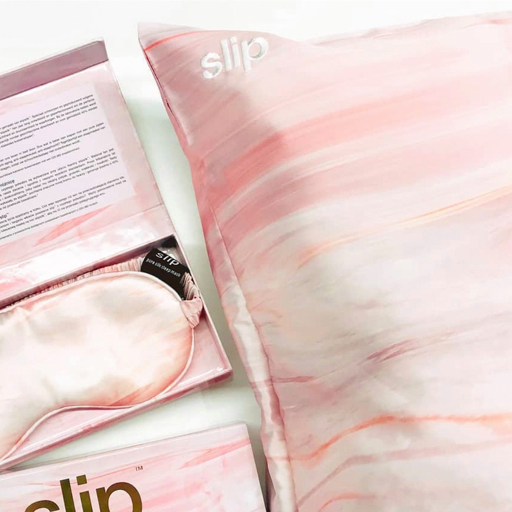 【Dream in Pink】 A little piece of heaven for your bed: Slip is made from the highest grade (6A), long fibre mulberry premium Slipsilk™, not only it makes sleeping so much more indulgent, it also reduces stretching and tugging on your delicate skin, avoiding sleep creases and bed head too