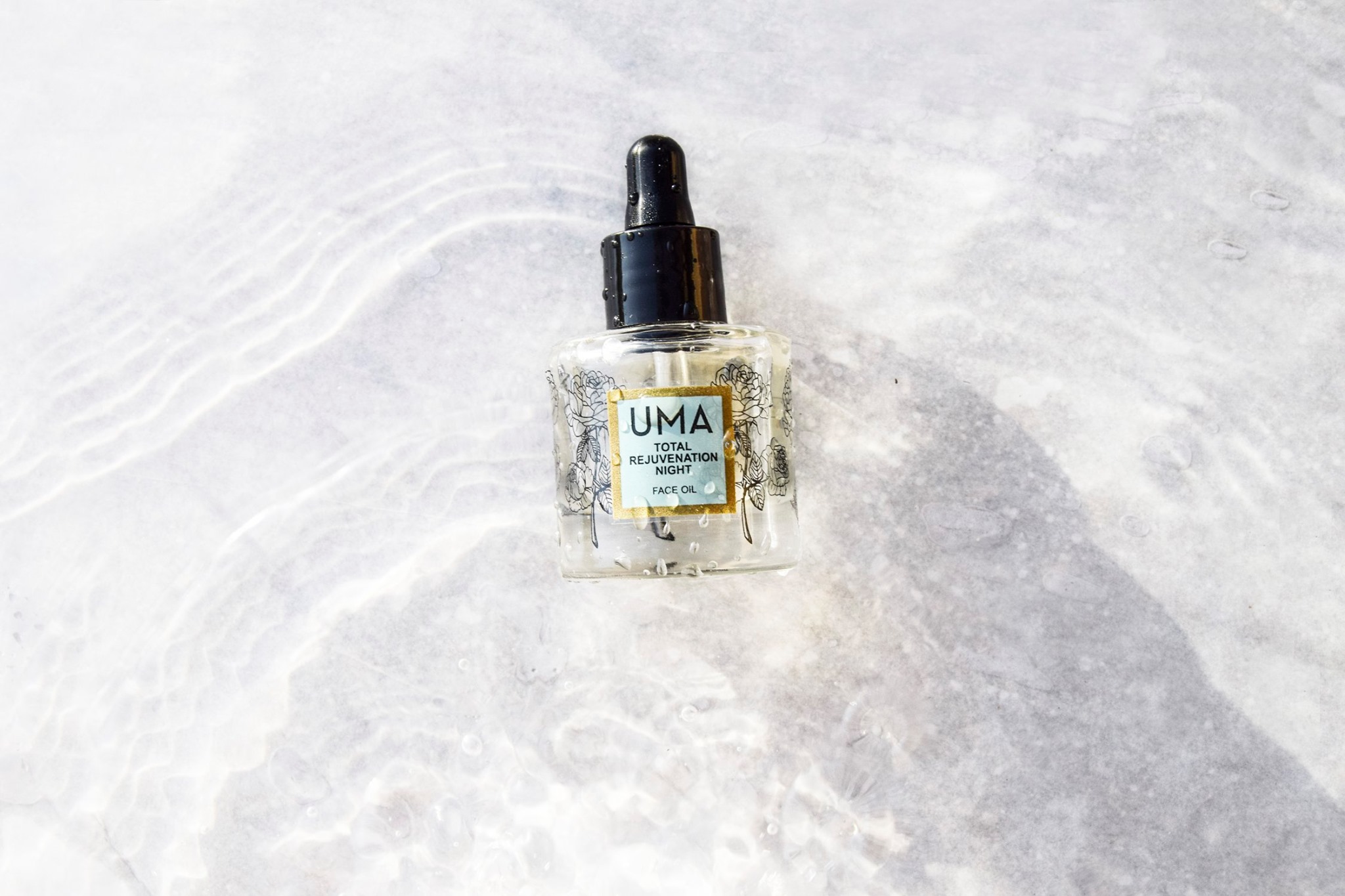 【Beauty, it’s family business】 Grown, distilled, formulated and bottled entirely at a verdant family estate in India, Uma inherits the expertise of handcrafting essential oil blends in the Ayurvedic tradition, passed down over generations on their 100-acre fertile meadow