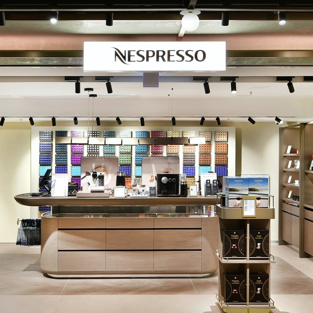 【 全新 K11 MUSEA  專門店現已開幕 】 Nespresso 全新專門店已於尖沙咀新文化藝術地標 K11 MUSEA 隆重開幕，為各位提供獨特咖啡體驗的同時，更一起實現可持續發展生活。新店選址的 K11 MUSEA，除完美融合購物與藝術文化外，更展示出創新結合可持續性的可能，這與 Nespresso 的品牌理念不謀而合。因此，未來 Nespresso 更將與 K11 MUSEA 攜手合作，於 Nature Discovery Park 內舉辦各類綠色體驗，推動可持續發展。 新店地址：尖沙咀梳士巴利道 18 號 K11 MUSEA 地下二層 B201 - 31 至 32 號店...