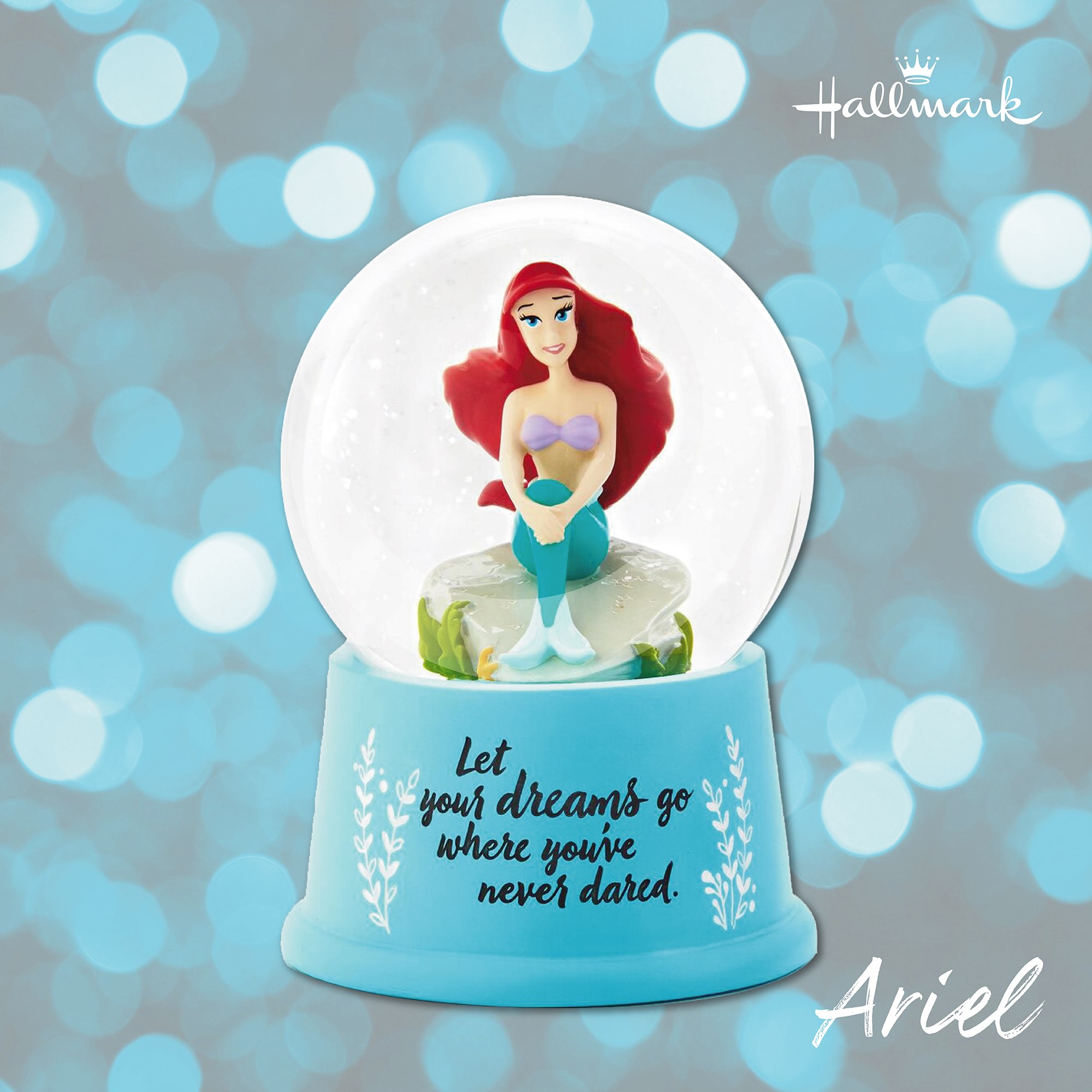 公主加水晶球絕對令人少女心爆發💘😍！天藍色做主調，Ariel坐喺海底岩石上，輕搖水晶球仲會有閃片飄落❄❄，真係好夢幻啊💙💙！底座仲有Dare to Dream字句，做畢業同聖誕禮物啱啱好啦🥳 【🐚迪士尼 #小魚仙 #Ariel Dare to Dream水晶球🔮】
