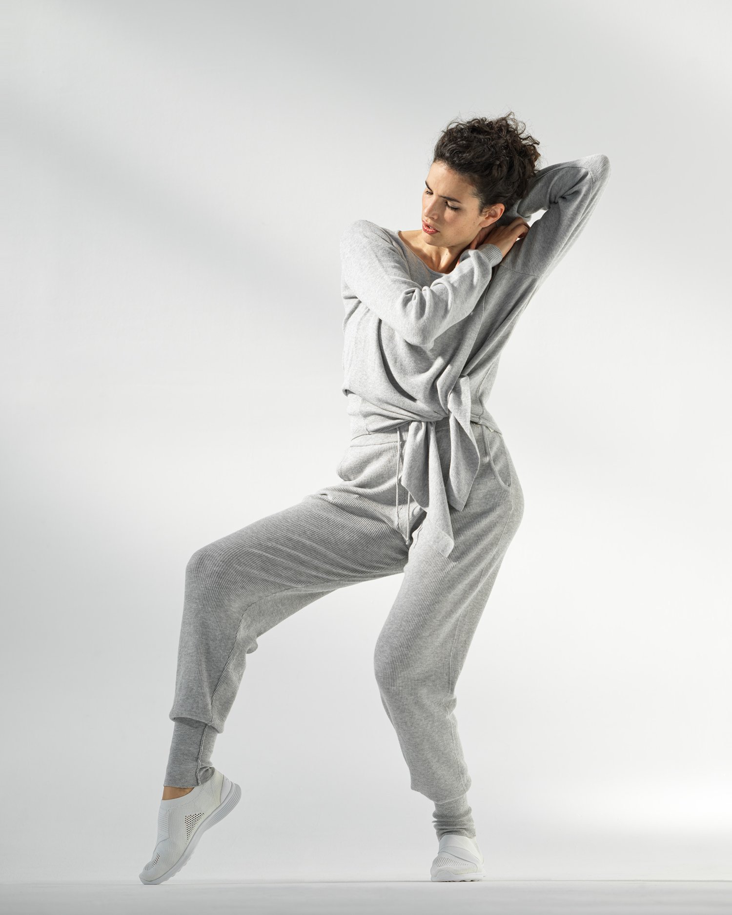 【Athleisure Line: Movement】 Repetto經典Wrap-over上衣和熱身針織長褲，使用舒適的針織物料，讓妳活動自如。
