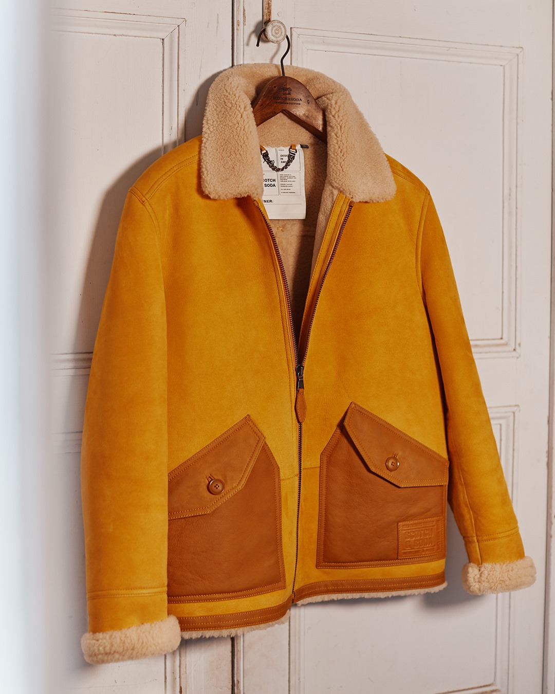 Is there anything that speaks to crisp fall days more than our limited-edition shearling jacket in this rich saffron shade? Quality craftsmanship, cosy lining, and the colour of the season – collide. 