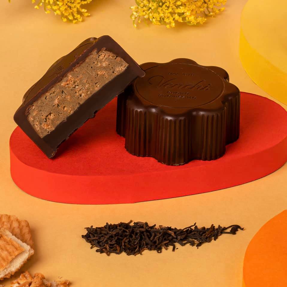伯爵茶雙層巧克力月餅🥮，上層以伯爵茶白巧克力醬配上鬆脆的無麩質餅乾碎☕️，下層則是幼滑的黑巧克力🍫，茶香與巧克力互相平衡。