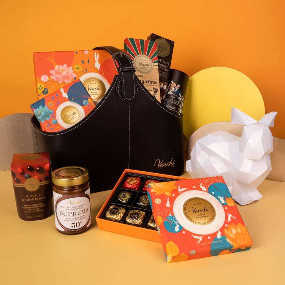 中秋禮籃匯聚了多款精選巧克力產品🍫，當中包括中秋禮盒系列🥮，為親朋摯友送上優雅高貴的中秋祝福🎑。