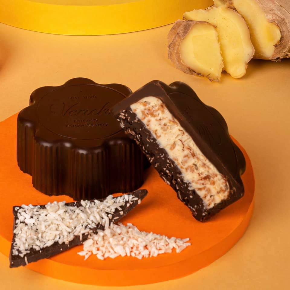 全新的薑配椰絲雙層巧克力月餅🥮，上層以幽香的薑味帶岀甘醇的白巧克力醬🍫，完美融合於無麩質的餅乾碎中🍪；下層則是清新的椰絲配搭柔滑的黑巧克力🥥，口感豐富。