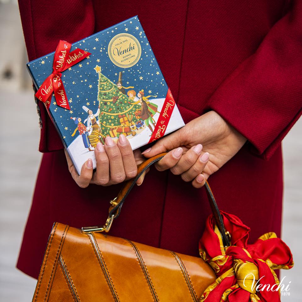 在暖意洋溢的節日中🎅🏻，Venchi 色彩繽紛的聖誕禮盒中🌈，載滿意式歡樂氣氛，為你的朋友送上温暖祝福✨。 