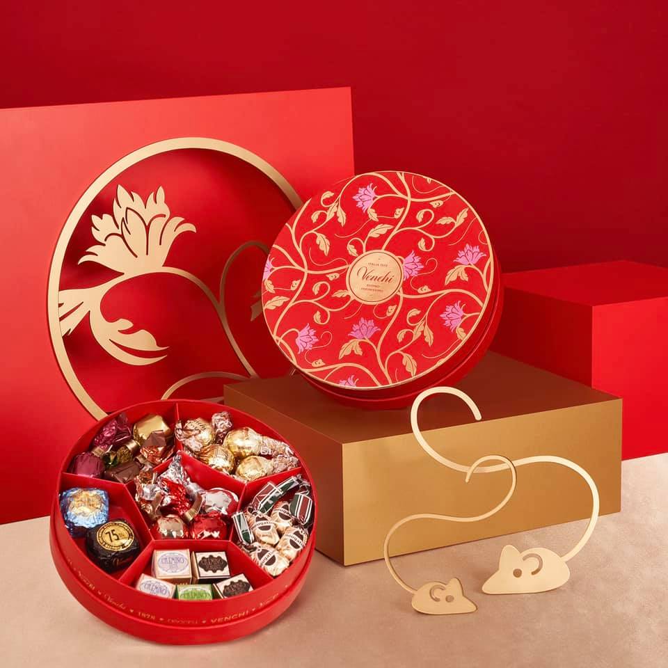 農曆新年的氣息愈趨濃厚🍊，Venchi 誠意為你推薦新春精選巧克力全盒🎁，華麗的紅 色禮盒配上各色各樣的巧克力🍫，為新年添上多姿多彩的喜慶氣氛🎊!
