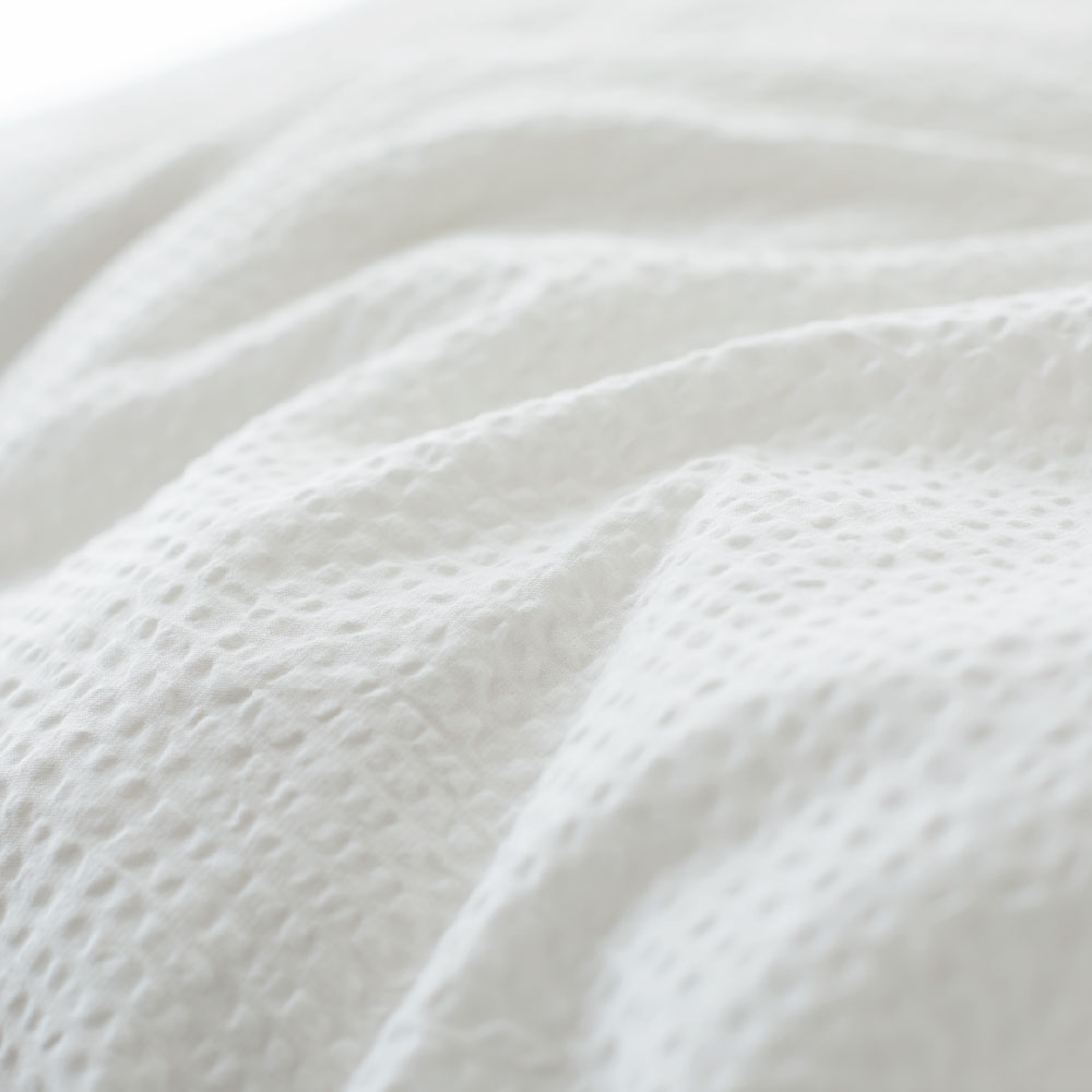 【健康生活－寢具與良好睡眠】趁着連休放鬆身心，充分休息。有機棉縐布織通爽透氣，使用有機棉縐布織被套、床笠與枕袋，穿上相同素材及織法的無側縫短袖睡衣，有助吸去身體排出的汗水和濕氣，保持乾爽，令睡眠時更感舒適。 有機棉縐布織寢室布藝 $65 - $450 