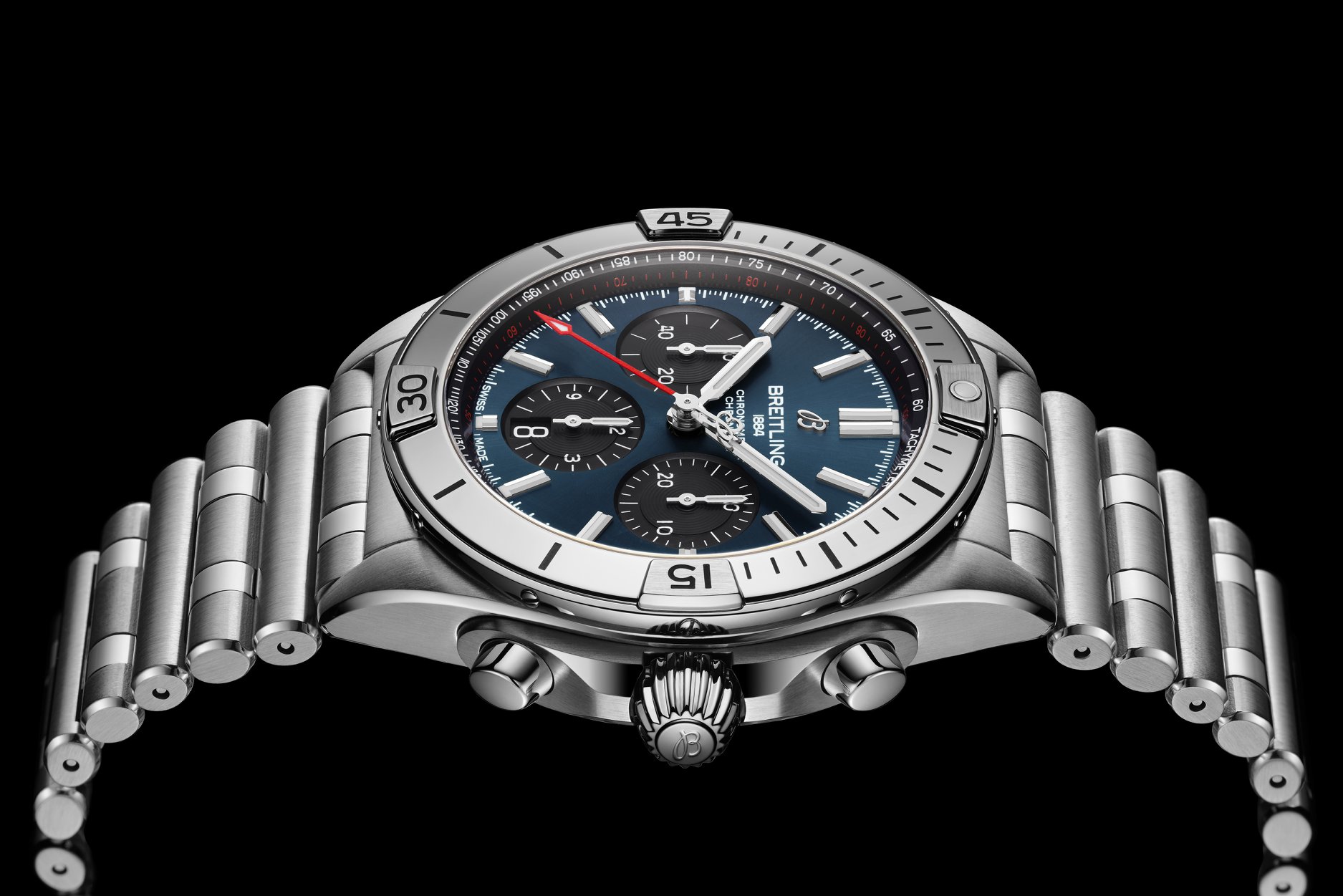 #TheAllNew 【Breitling百年靈 全新CHRONOMAT 機械計時系列】: 滿足您各種訴求的全能型運動腕錶  全新百年靈 Chronomat 機械計時腕錶是一款真正 的全能型運動腕錶，無論走紅毯或前往海灘，皆 從容自如。腕錶的特色讓人聯想起1980年代的經 典同名錶款，這使其極具辨識度。腕錶引人注目的 蝴蝶扣 Rouleaux 錶鏈及飾有錶圈指示器的經典旋 轉錶圈，無不完美展現百年靈的現代復古風格。 除了頌揚百年靈歷史上一大重要時刻，新款 Chronomat機械計時腕錶亦放眼未來，展現品牌 清晰願景。  Breitling Chronomat機械計時系列推出新一代腕 錶，彰顯了百年靈一項果決的決定:重返其卓越機 械計時製錶品牌的地位。每款Chronomat機械計 時腕錶無不具有超高識別度的特色: ... – 標誌性旋轉錶圈飾有錶圈指示器，不僅可保護水 晶鏡面，亦可簡化錶圈的操作。 