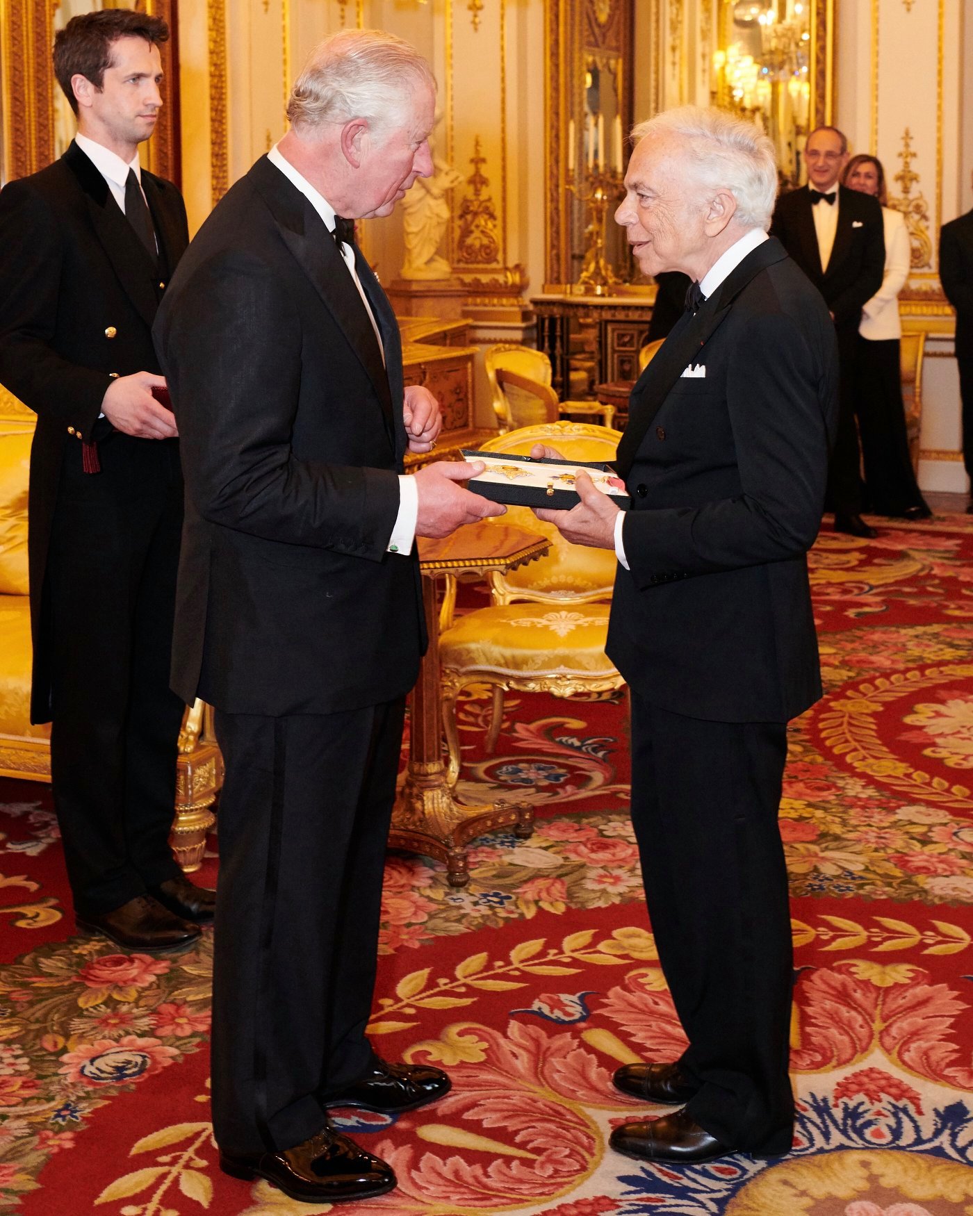 In a private ceremony hosted by His Royal Highness The Prince of Wales, Ralph Lauren was presented with the knighthood insignia of Honorary Knight Commander of the Most Excellent Order of the British Empire, in recognition of his extensive philanthropic efforts, his unparalleled influence on the landscape of global style, and his long-time love of the culture, heritage, and people of Great Britain. #RalphLauren #RL50 Explore the link below for more about the ceremony:...