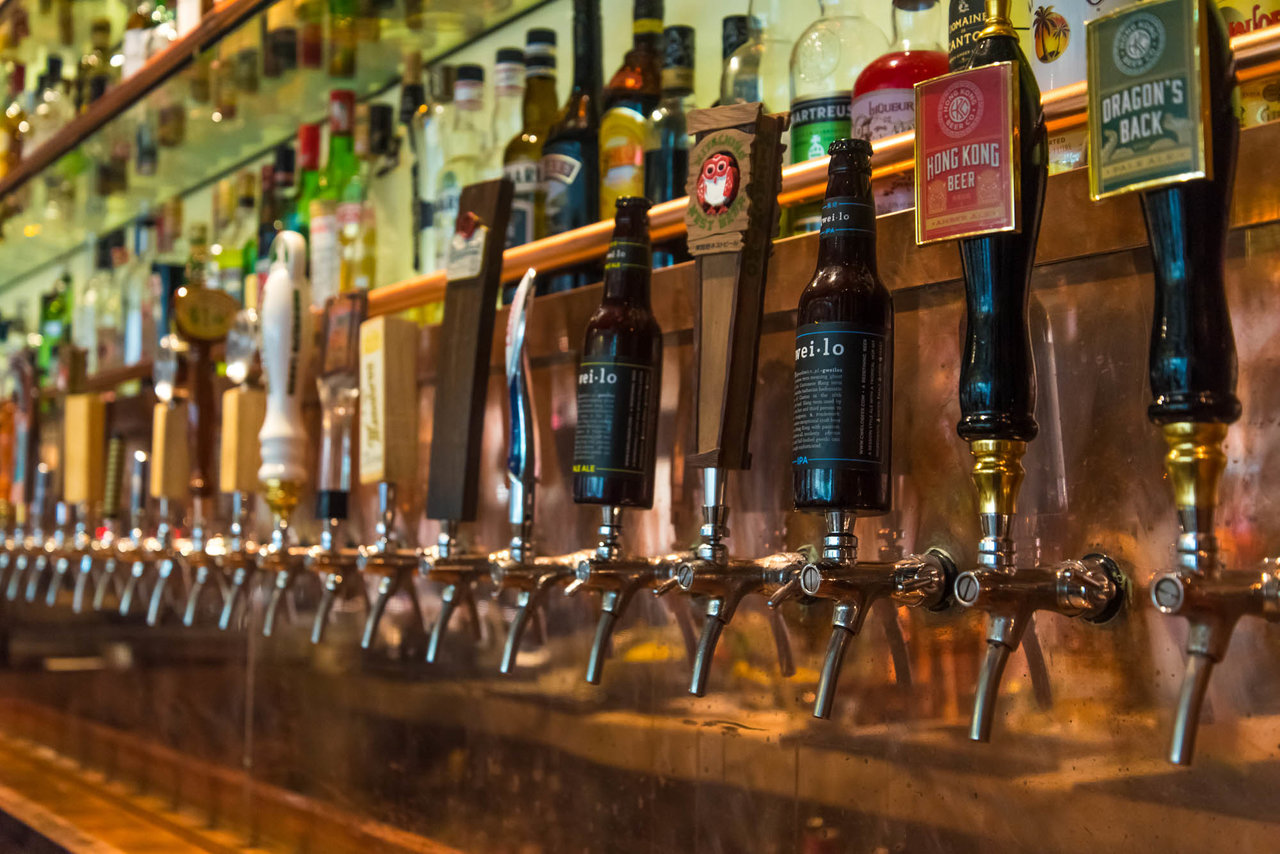 25 craft beers on tap!  Yes you heard it right.  And to keep things fresh, we constantly change our craft beer selections so you can enjoy the latest flavours. Let's raise a glass to that! 