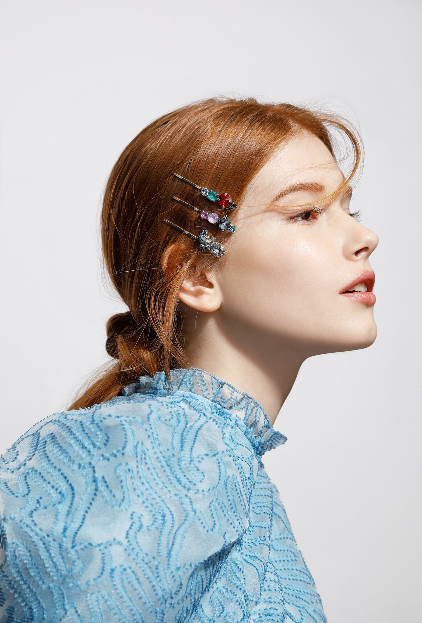 Each hair pin of Alexandre Zouari’s splendid jewellery slide collection is either dotted with Swarovski crystals in a mix of mesmerizing colours or with pearly touches. We would suggest the styling of three pins as the magic number! 無論日與夜，戴上光采流瀉的彩色水晶髮飾，是輕易打造貴氣造型的小秘訣。特別推薦Alexandre Zouari的三色水晶及珍珠迷你髮夾，瑰麗的施華洛世奇水晶/珍珠配搭令人目眩神迷。提提你，最時尚的配搭方式是X3的造型，快來感受一下3的魔法吧。 For any updates of AZ:...
