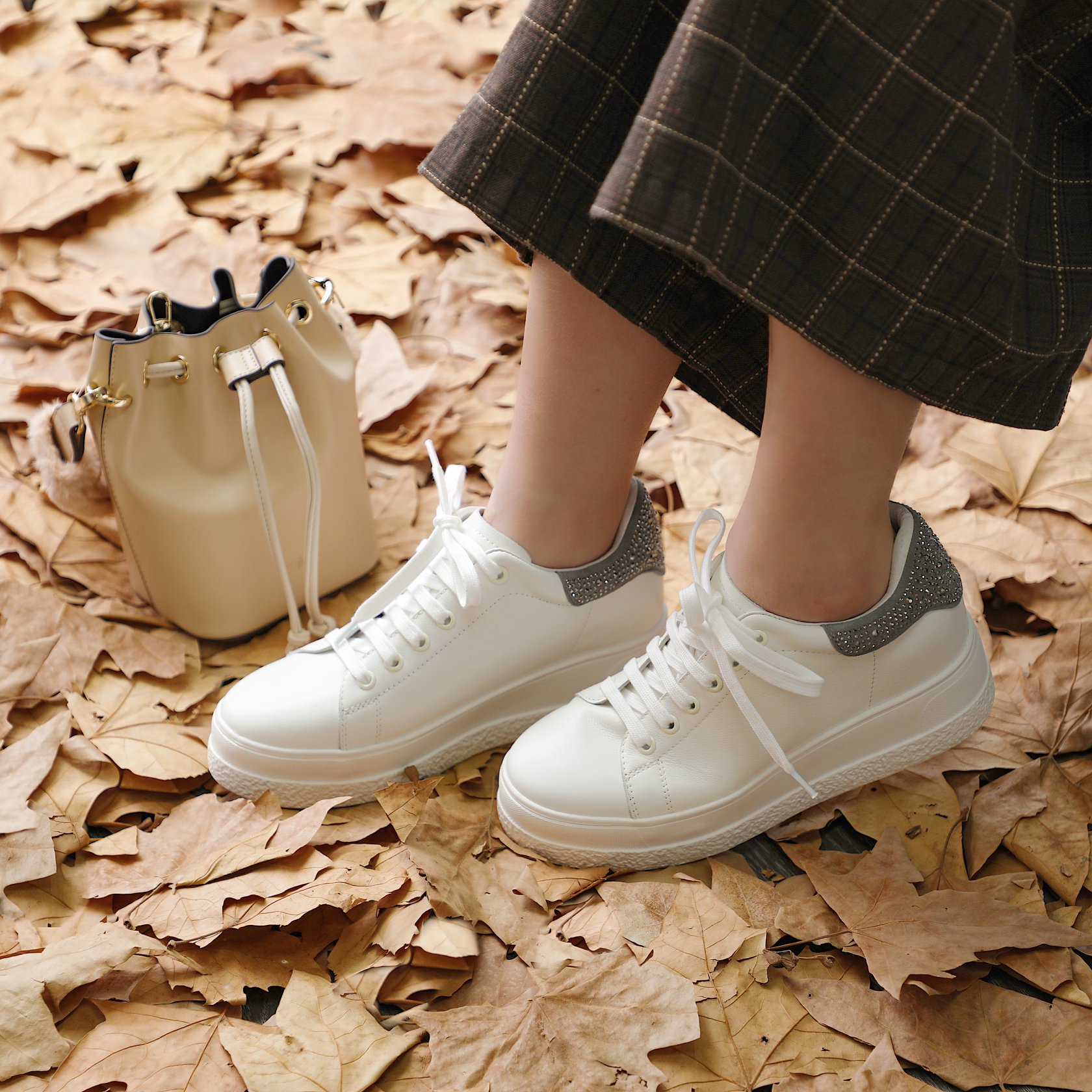 趁秋高氣爽天氣，最好到郊外走走透透氣！ #Millieshk #Autumn #Sneakers #WhiteSneakers Follow us on Instagram! @millieshk...