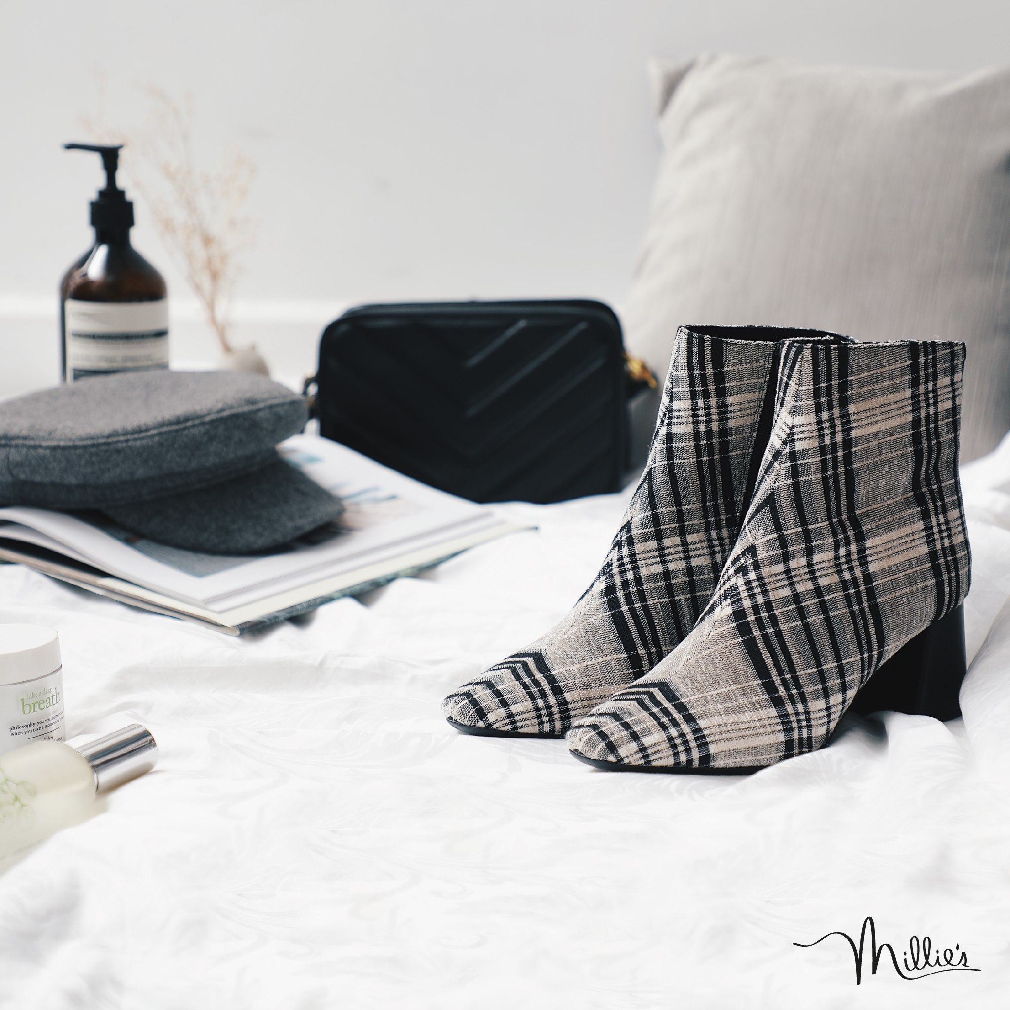 格紋仍然是今季大熱元素，而且黑白格很容易襯衫！ #Millieshk #Autumn #Season #checkered #CheckeredBoots Follow us on Instagram! @millieshk...