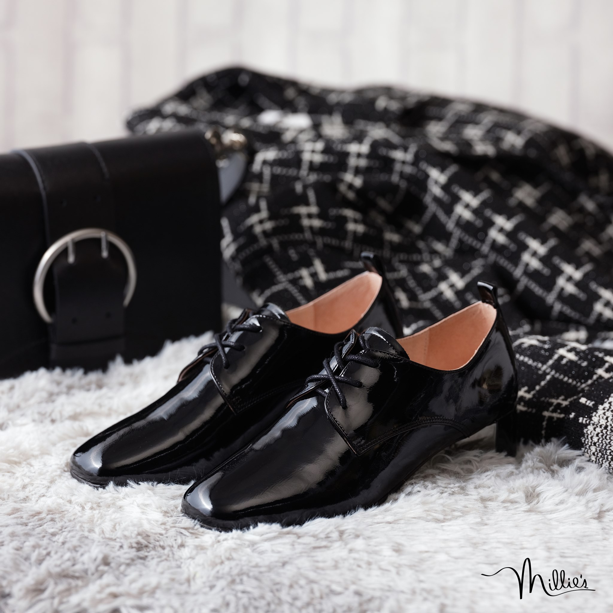 OL必備的Little Black Shoes, 首選是漆皮的Oxford Shoes, 簡約易襯又帶點型格！ #Millieshk #PatentLeather #LaceUpShoes #LittleBlackShoes