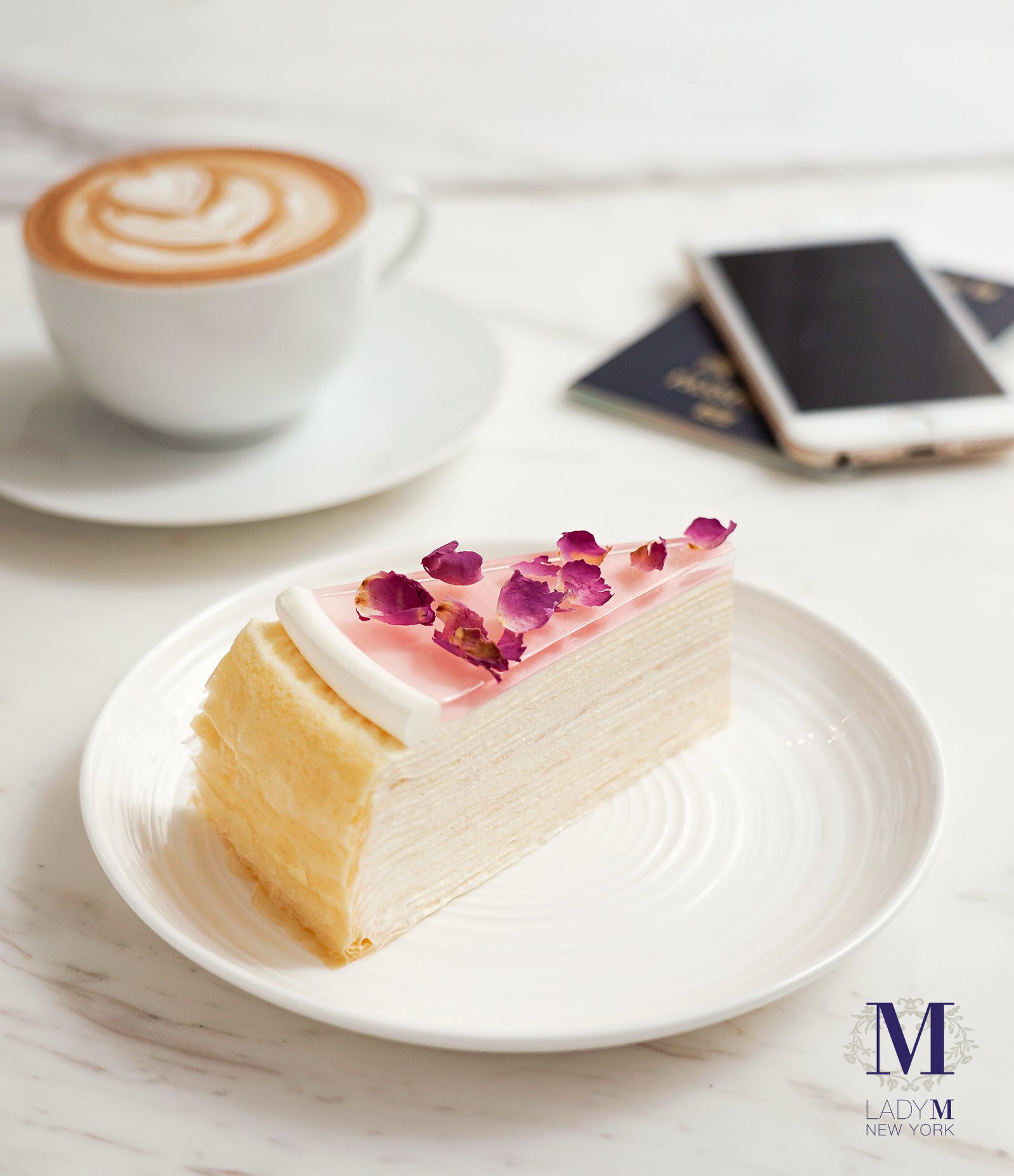 長周末及復活節假期準備出外旅遊？登機前來 Lady M 香港國際機場店享用精緻的蛋糕套餐，挑選你喜愛的千層蛋糕，配以拉花咖啡或鮮奶茶， 以甜蜜氣氛展開你的悠閒假期吧！