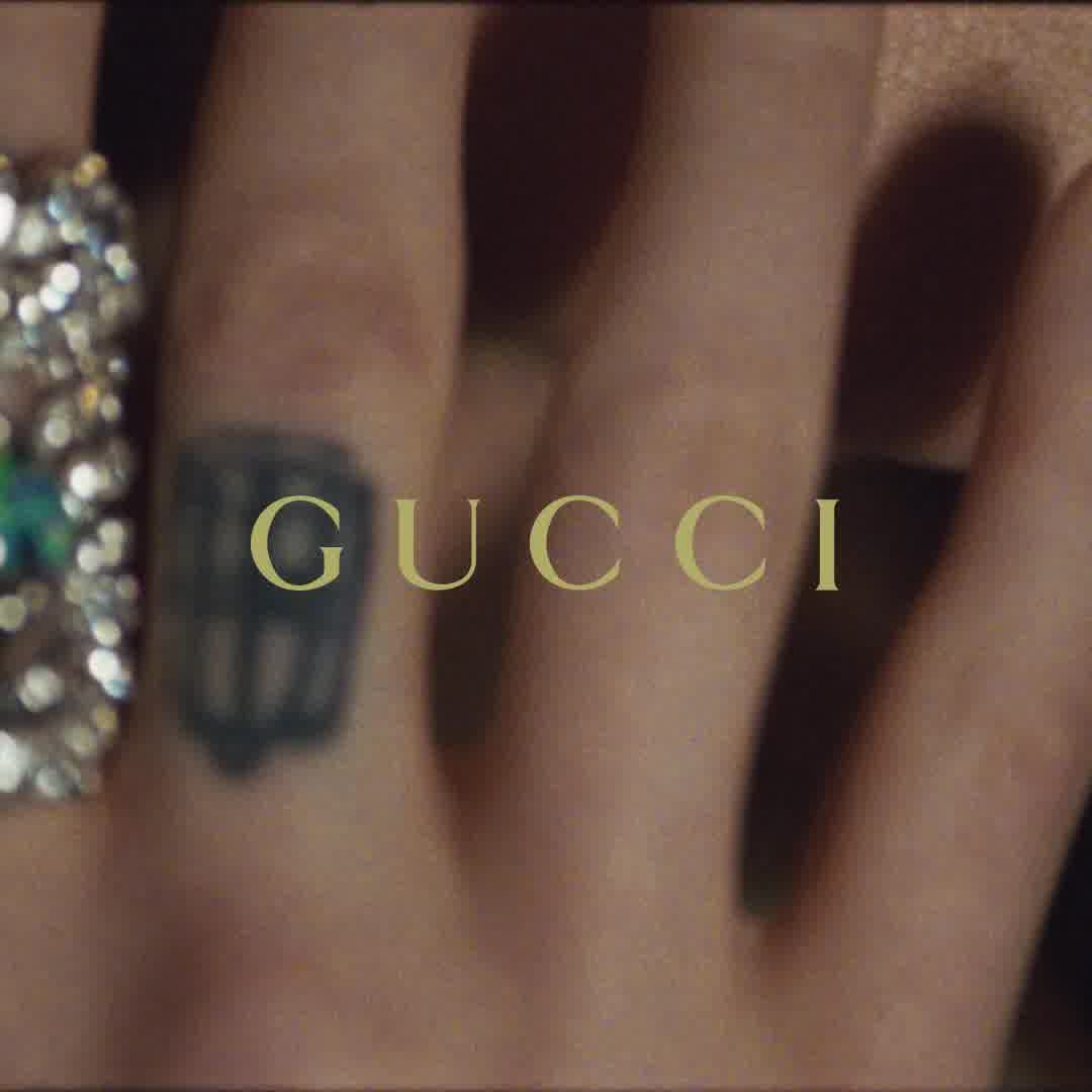 Close to Florence Welch with glimpses of jewels in the designs she wears of the Gucci High Jewelry collection Hortus Deliciarum by Alessandro Michele. A white gold bracelet with a blue tourmaline in a lion’s mouth, other pieces with a heart and arrow gleaming with blue sapphires. Filmed in Paris by Laura Jane Coulson the singer, songwriter and poet appears in a short film featuring the jewelry collection, launching soon. 